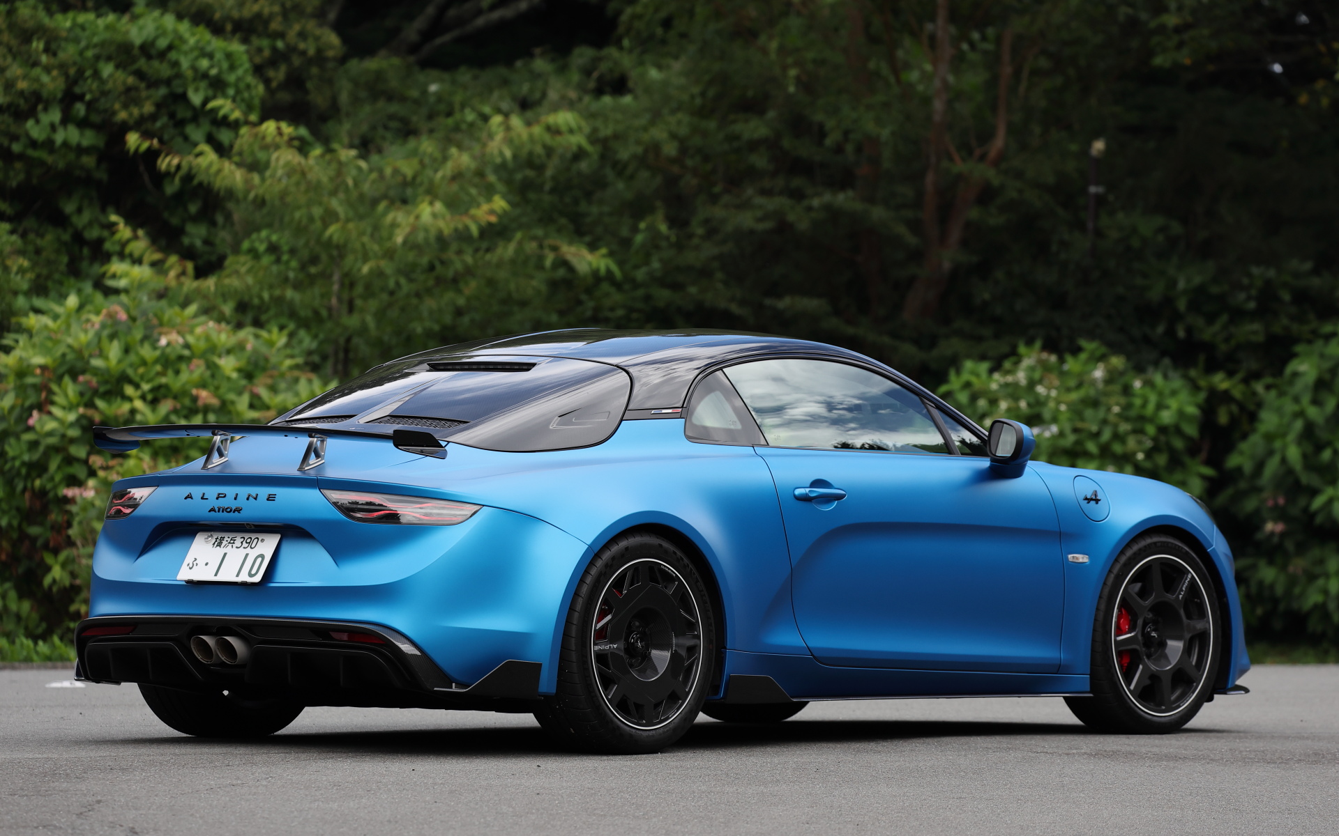 ボディサイズは4255×1800×1240mm（全長×全幅×全高）、ホイールベースは2420mm