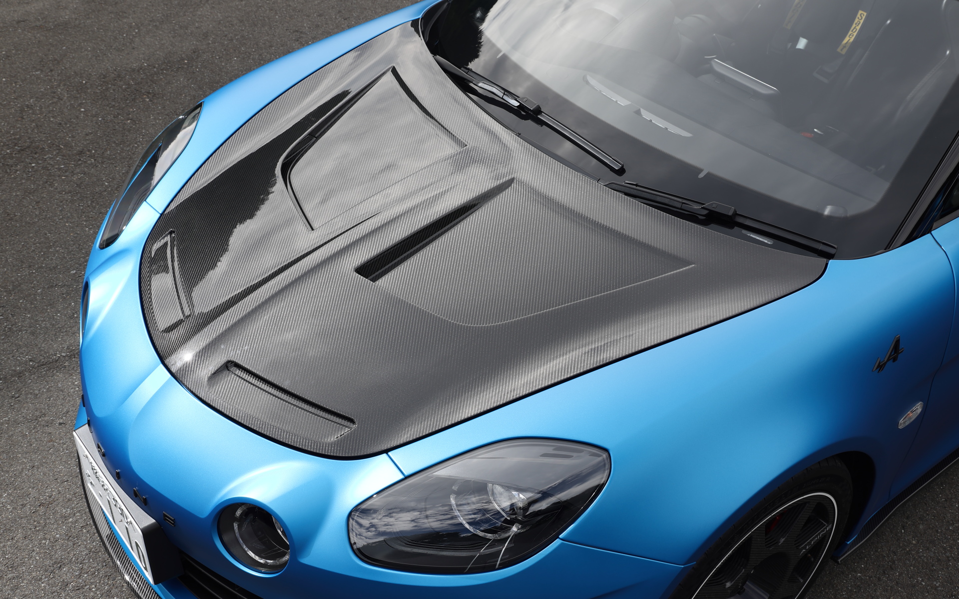 カーボン製のボンネット、ルーフ、リアフードなどを採用。新形状のディフューザー、スワンネックタイプのリアスポイラーマウント、独自開発のサイドスカート、エアインテーク付きフロントボンネットの採用など、エアロダイナミクスが突き詰められた