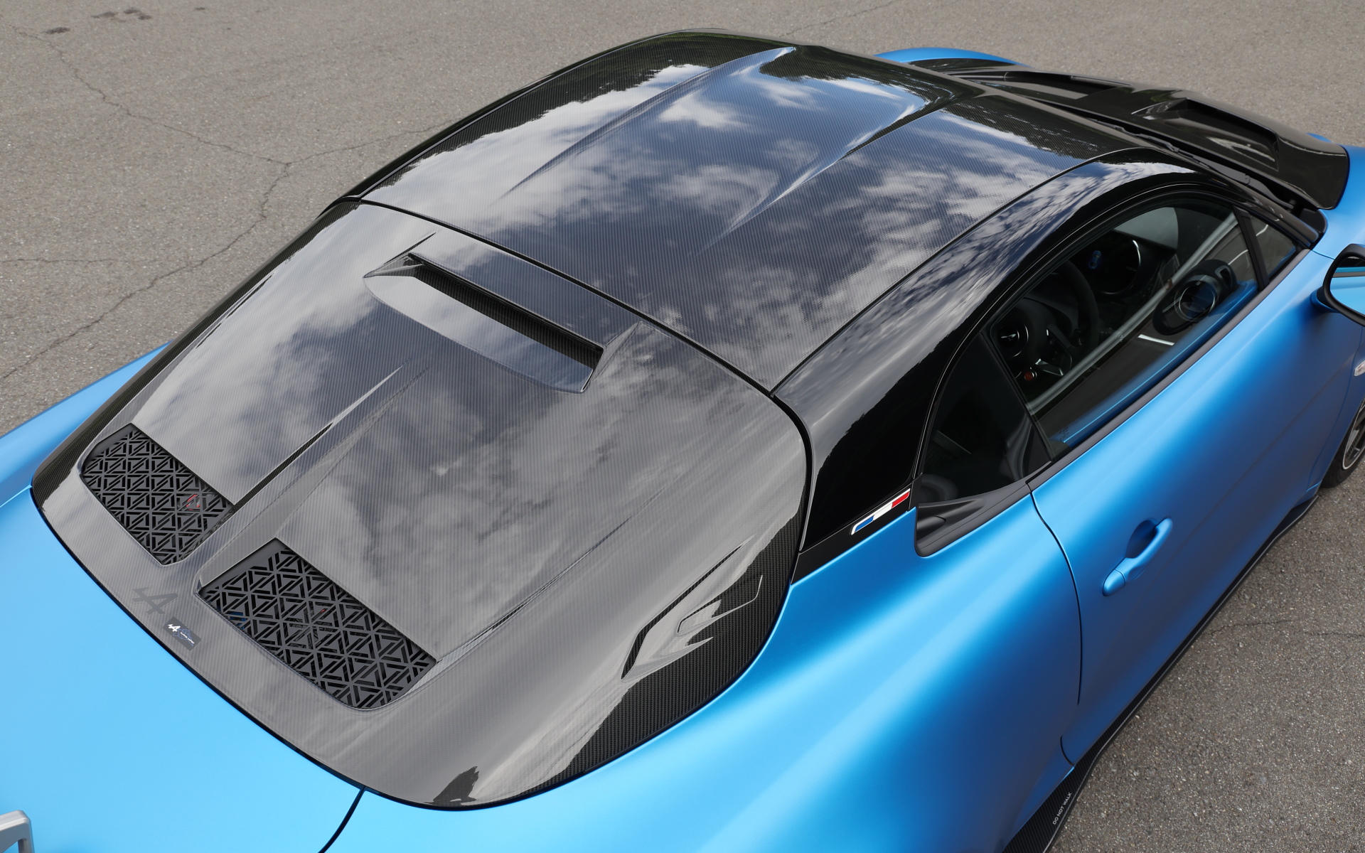 カーボン製のボンネット、ルーフ、リアフードなどを採用。新形状のディフューザー、スワンネックタイプのリアスポイラーマウント、独自開発のサイドスカート、エアインテーク付きフロントボンネットの採用など、エアロダイナミクスが突き詰められた