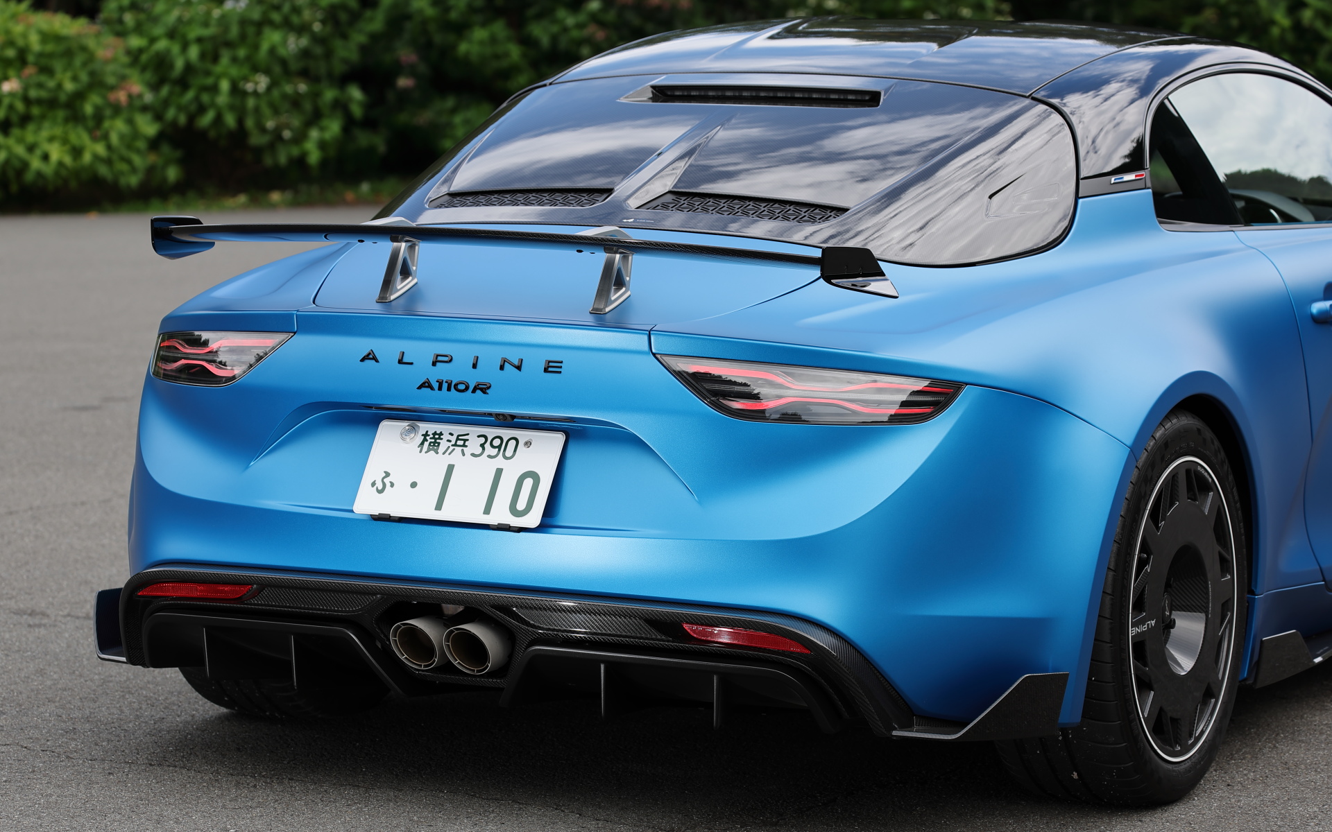 カーボン製のボンネット、ルーフ、リアフードなどを採用。新形状のディフューザー、スワンネックタイプのリアスポイラーマウント、独自開発のサイドスカート、エアインテーク付きフロントボンネットの採用など、エアロダイナミクスが突き詰められた