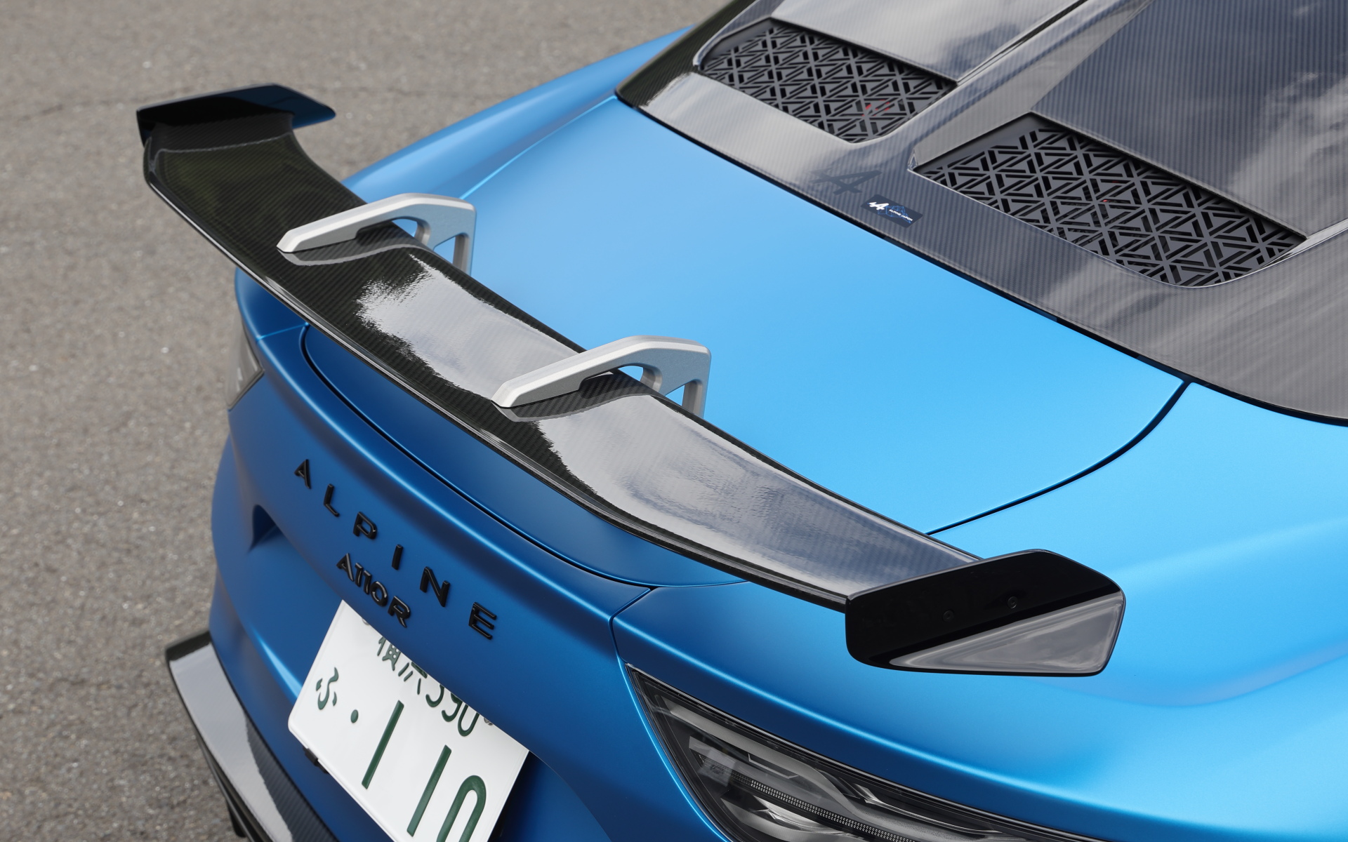 カーボン製のボンネット、ルーフ、リアフードなどを採用。新形状のディフューザー、スワンネックタイプのリアスポイラーマウント、独自開発のサイドスカート、エアインテーク付きフロントボンネットの採用など、エアロダイナミクスが突き詰められた