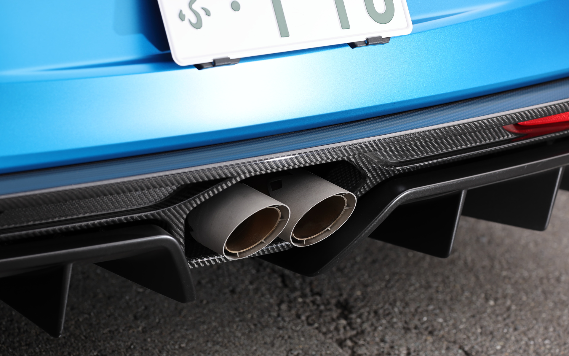 カーボン製のボンネット、ルーフ、リアフードなどを採用。新形状のディフューザー、スワンネックタイプのリアスポイラーマウント、独自開発のサイドスカート、エアインテーク付きフロントボンネットの採用など、エアロダイナミクスが突き詰められた