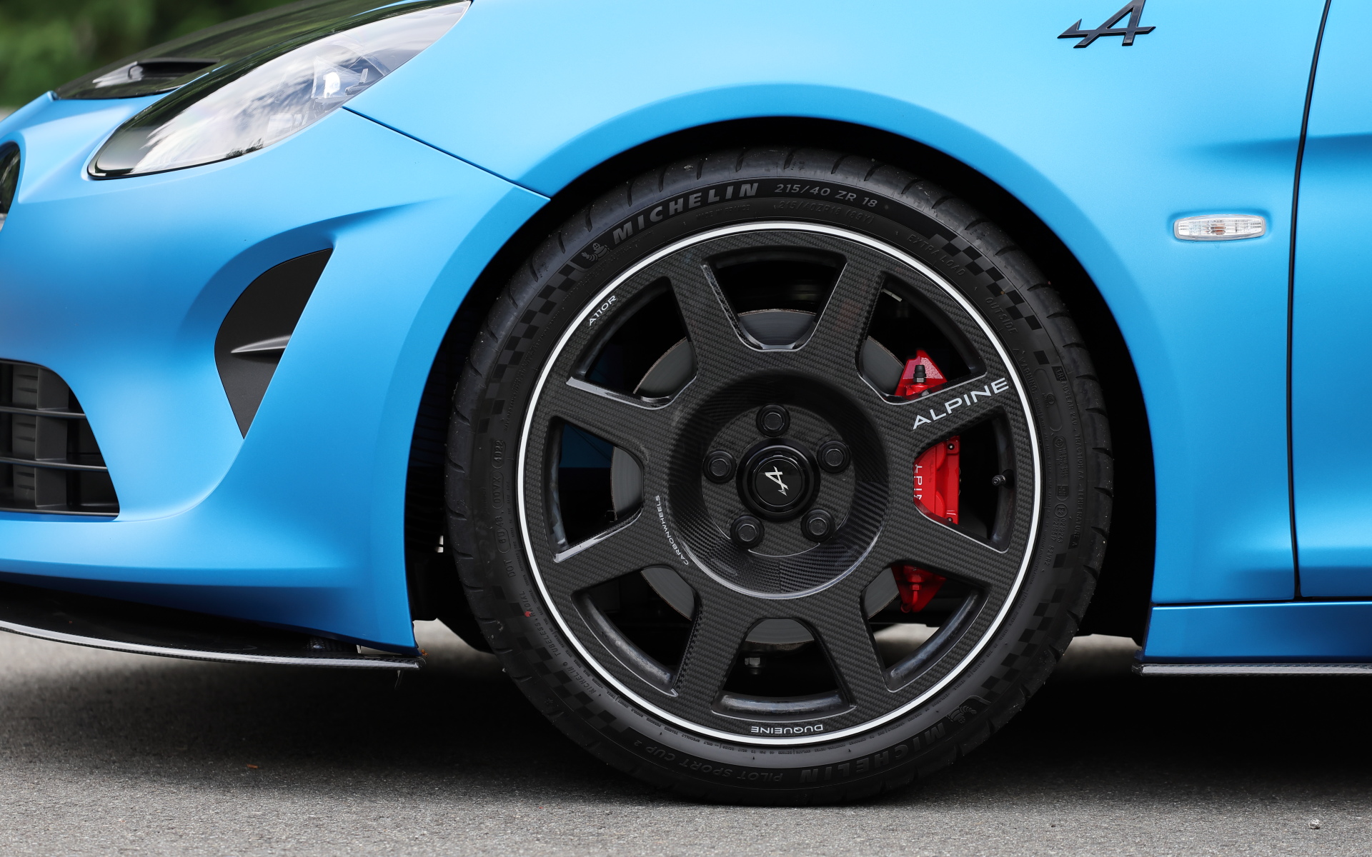 Duqueineと共同開発されたオリジナルのカーボンホイール。フロント215/45R18、リア245/40R18のミシュラン「パイロット スポーツ カップ 2」を装着。ブレーキはブレンボ製の高性能ブレーキシステムを装備。前後ともに320mmのブレーキディスクを採用する