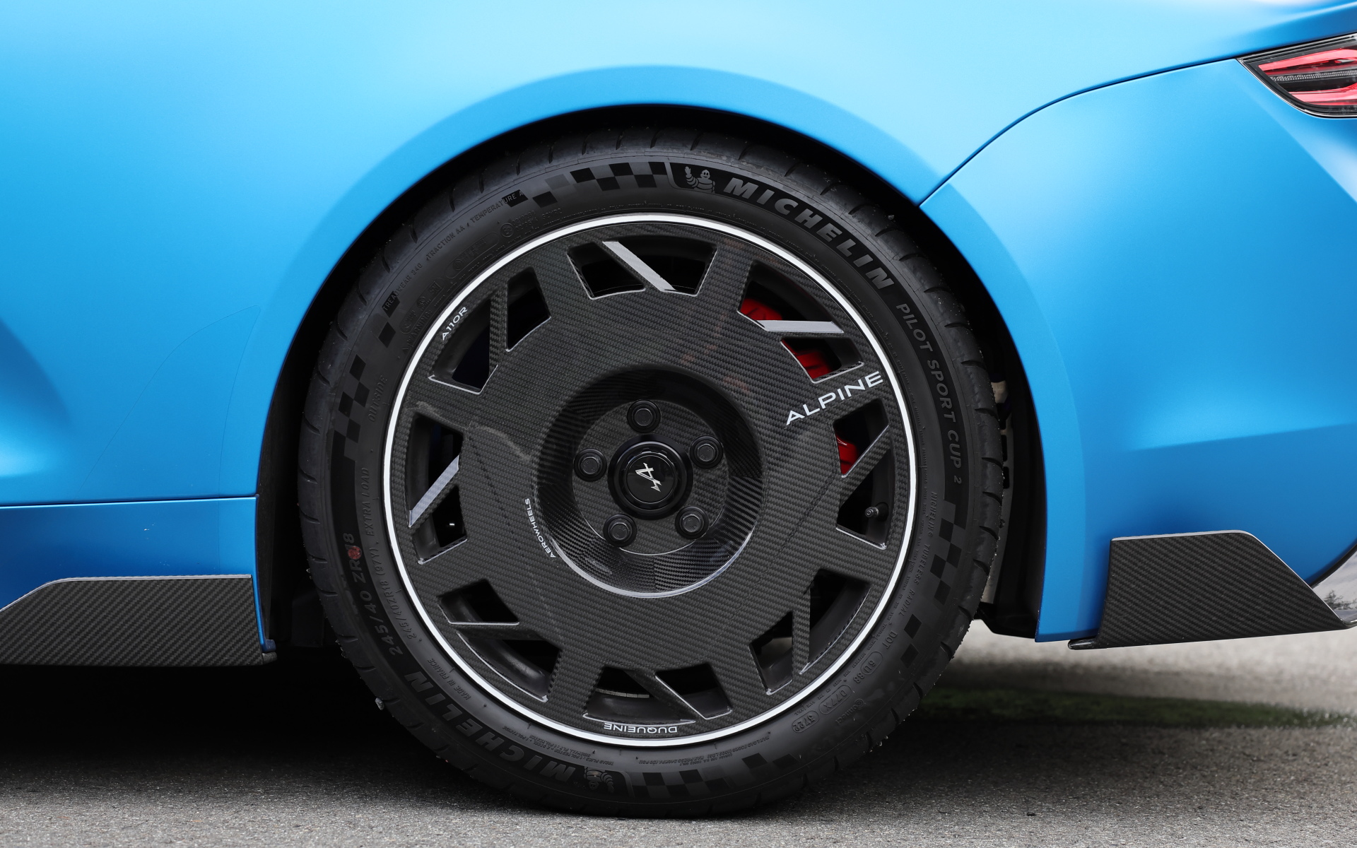 Duqueineと共同開発されたオリジナルのカーボンホイール。フロント215/45R18、リア245/40R18のミシュラン「パイロット スポーツ カップ 2」を装着。ブレーキはブレンボ製の高性能ブレーキシステムを装備。前後ともに320mmのブレーキディスクを採用する