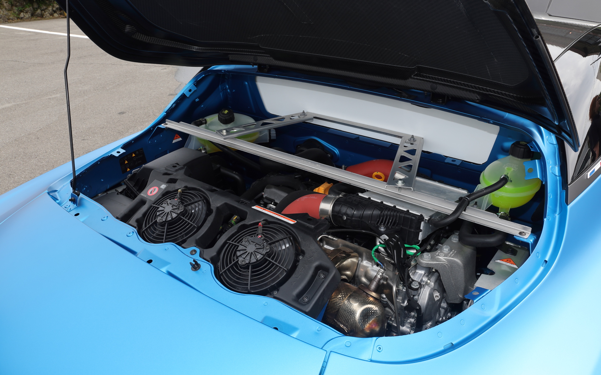 最高出力221kW（300PS）/6300rpm、最大トルク340Nm（34.6kgfm）/2400rpmを発生する直列4気筒DOHC 1.8リッター直噴ターボエンジンを搭載。トランスミッションには7速ATを組み合わせる。エンジンルームは軽量化のためカバーが外され、エンジンルームと車内を隔てるパーティションは、リアウィンドウがカーボンとなったことから軽量化のためガラス製ではなくなっている