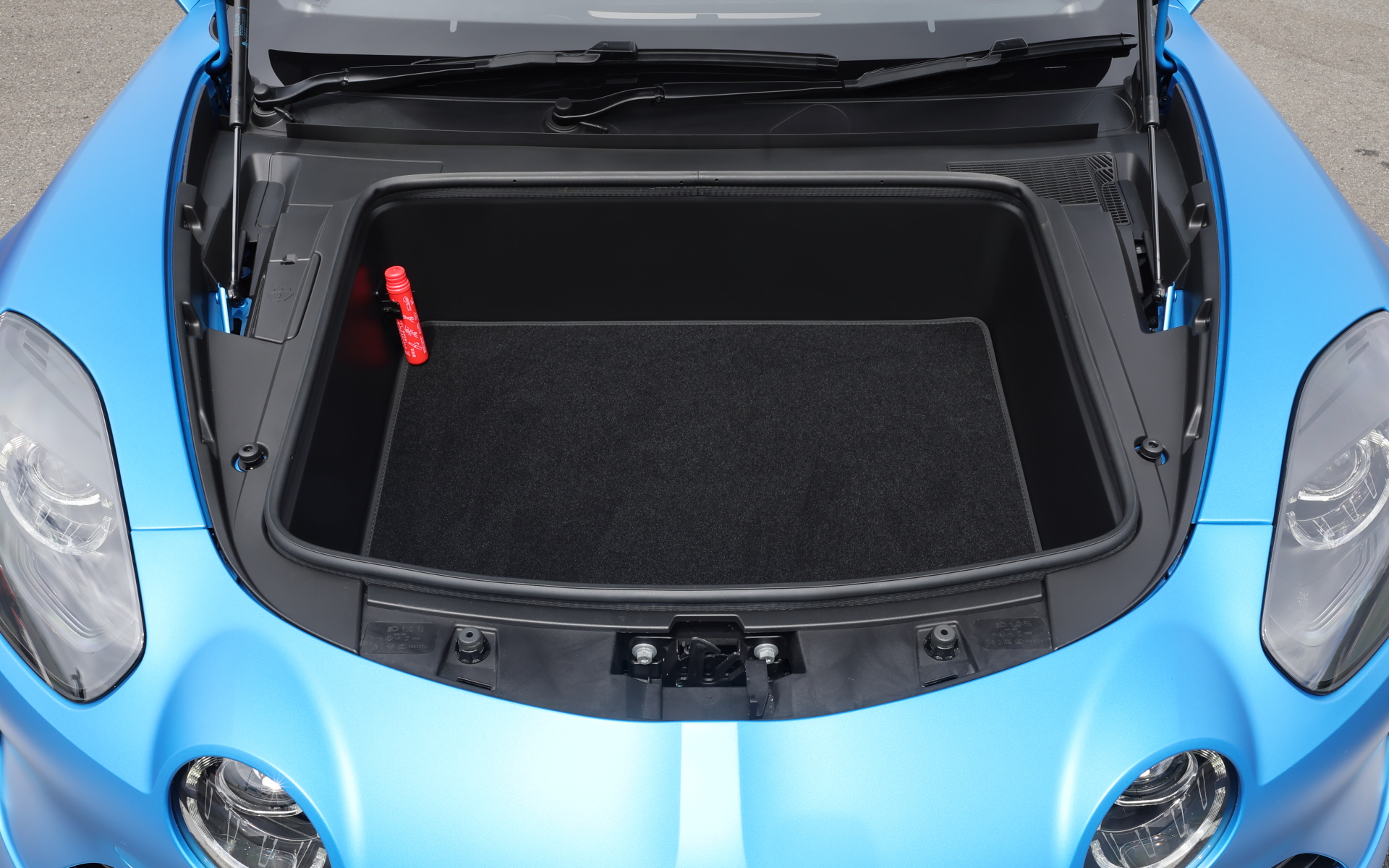 フロントボンネット下にはトランクを設定