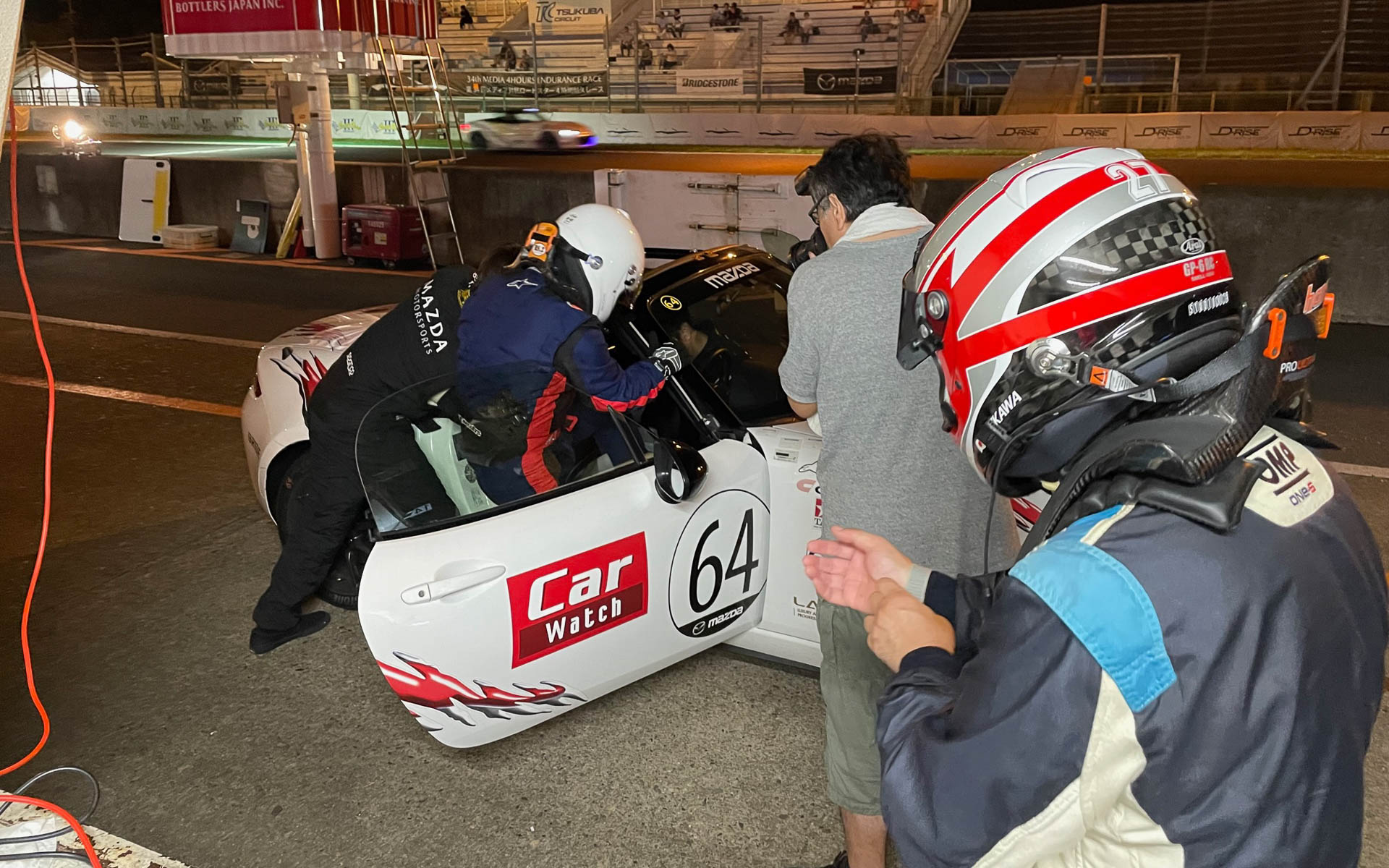 夜のドライバー交代。すでにトップとは10ラップ以上遅れているがみな全力で、誰も気を抜いていません