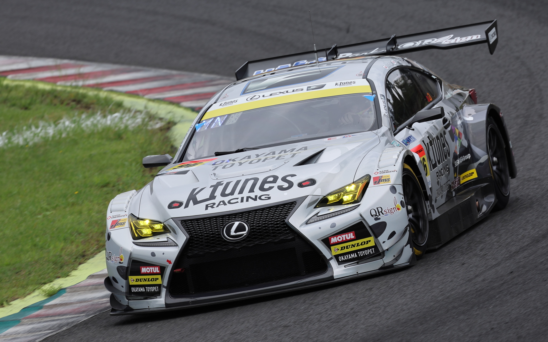 GT300のポールポジションを獲得した96号車 K-tunes RC F GT3（新田守男/高木真一、DL）