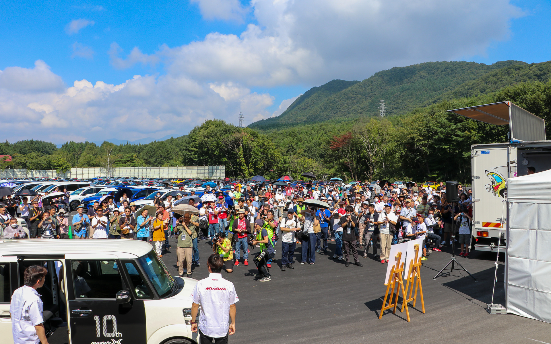 来場者から大きな拍手で迎えられた