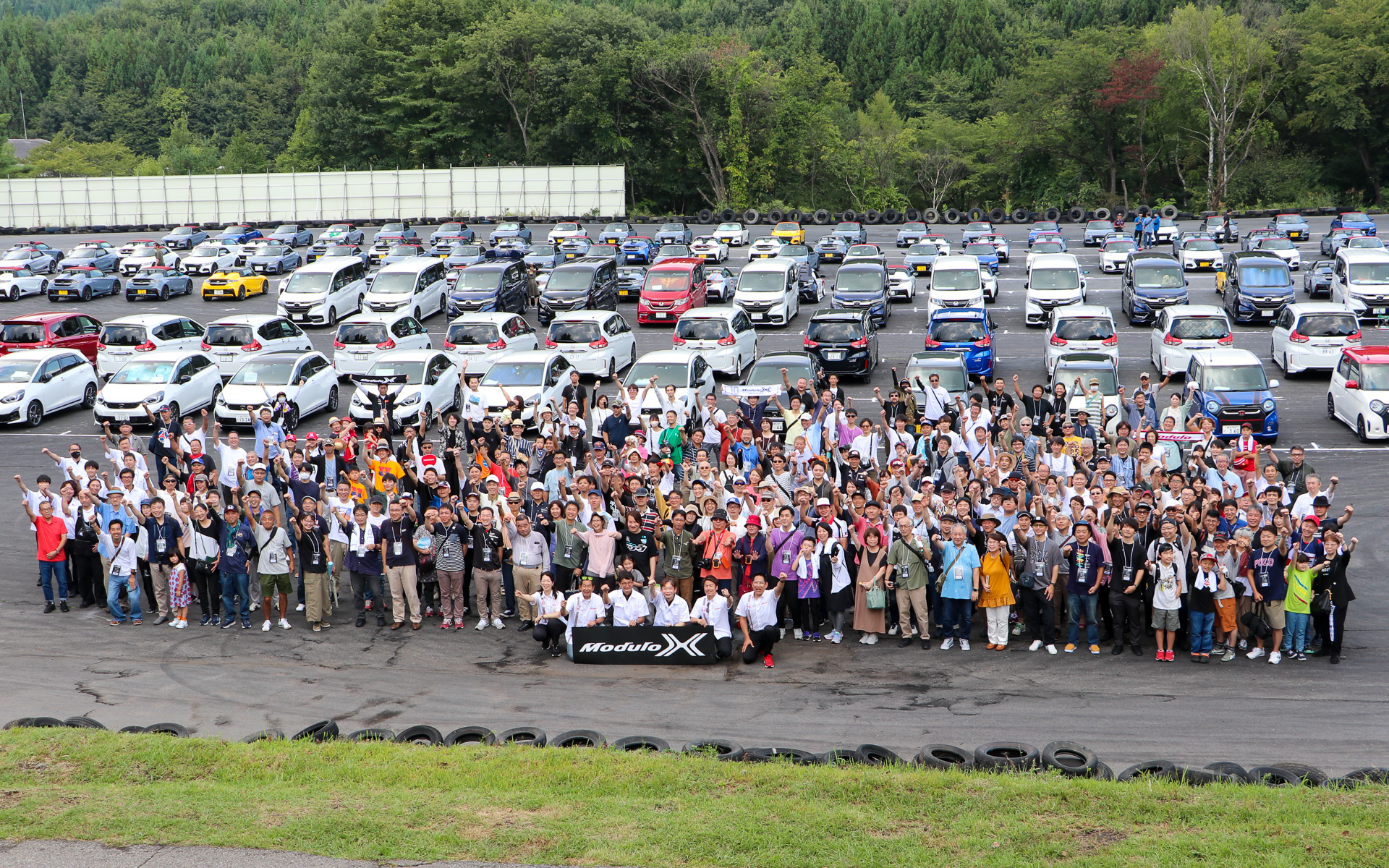 Modulo X誕生10周年を記念した屋外イベントが開催され、群馬サイクルスポーツセンターに200台ちかいModulo Xが集まった