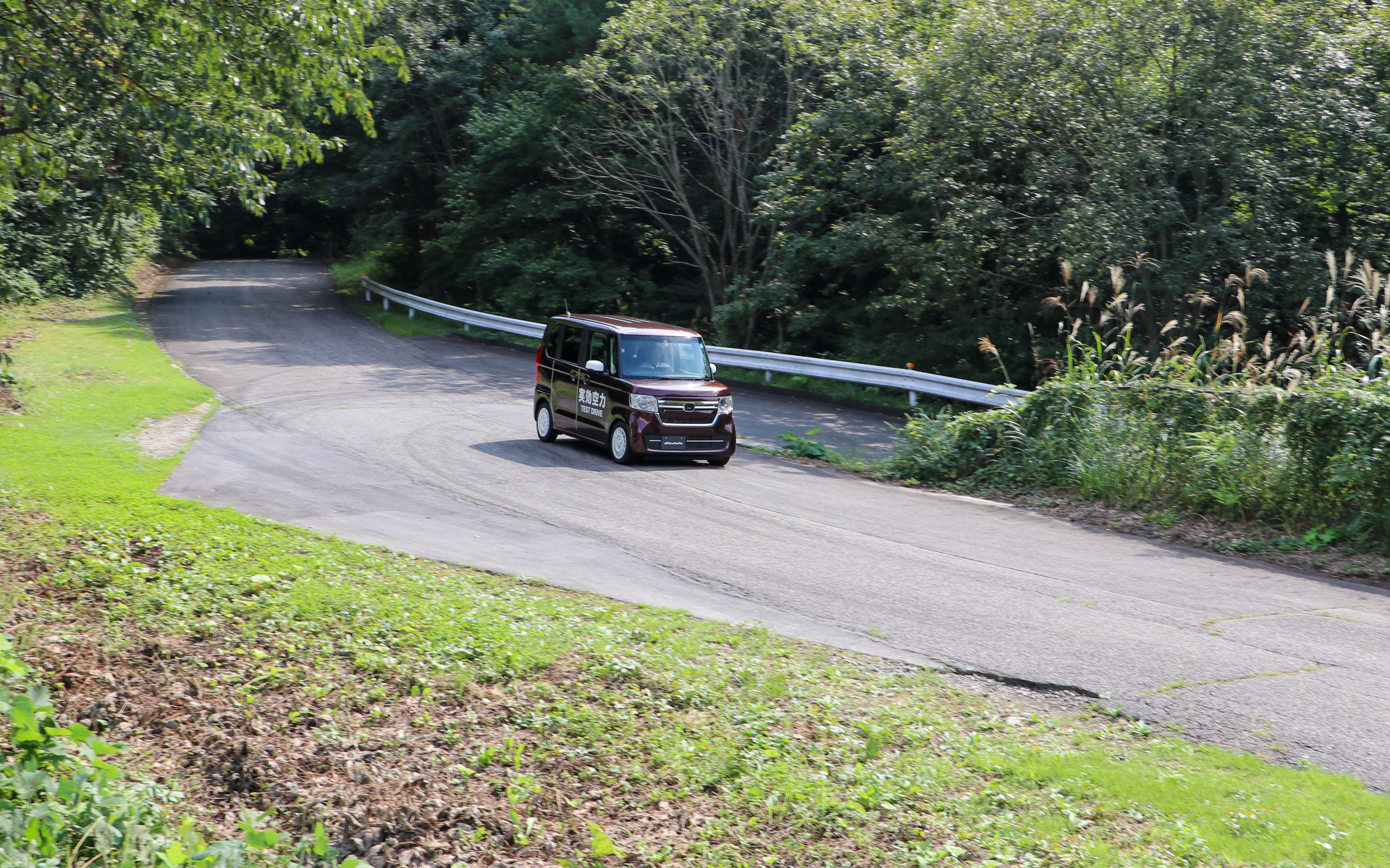 群サイのテストコースで、実効空力デバイス非装着と装着の状態でそれぞれ2周走って違いを体感した