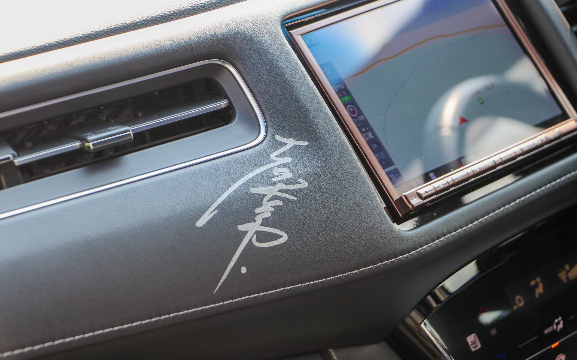 ダッシュボードにはドリキン直筆のサインが