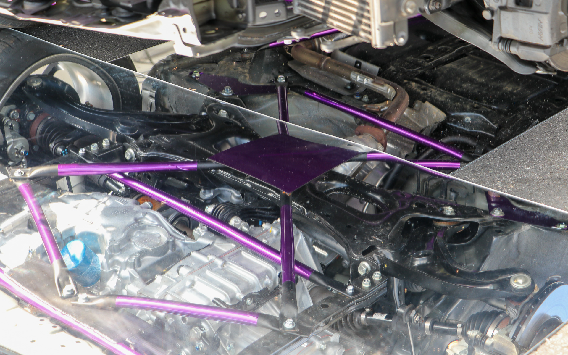 フロア下にも装着されている