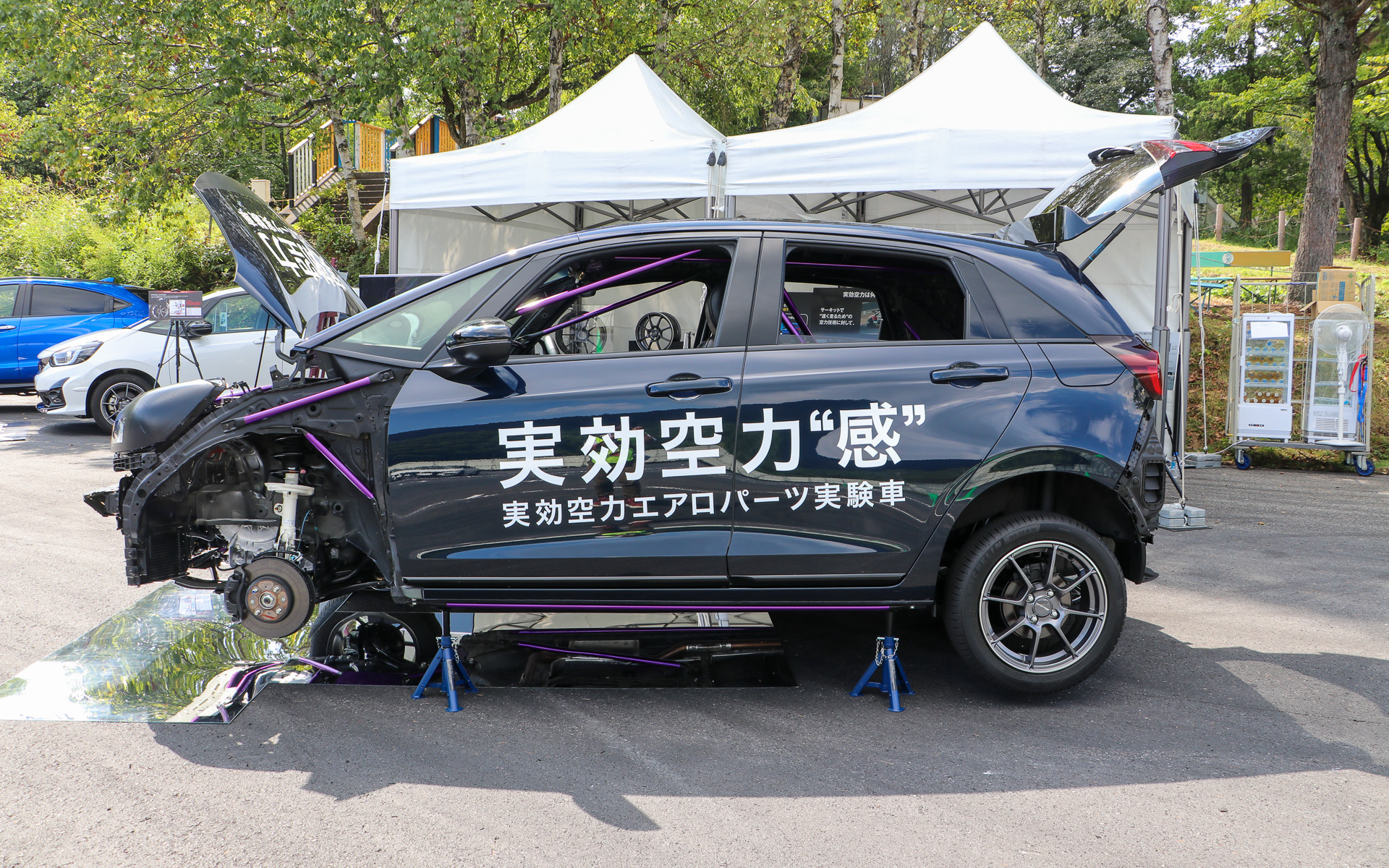 開発の若手が実効空力を感じるために使用しているテスト車両のフィット