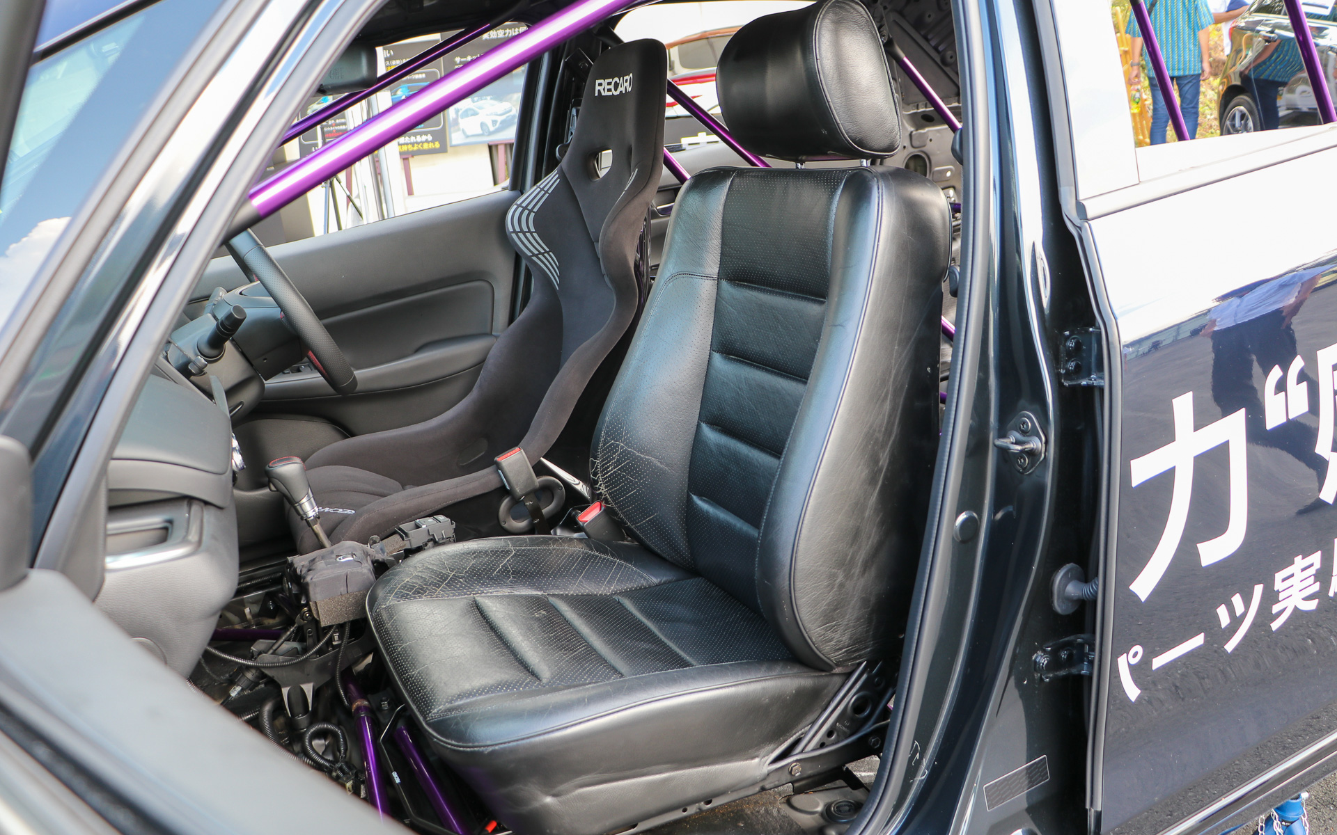 助手席はメルセデス・ベンツ「W124」の純正シートを装着。これは自分たちが産まれるよりも前のクルマだけど、当時その乗り味が自動車業界のベンチマークになっていたことから、少しでもそのテイストを取り入れようと、シートレールを溶接して装着したという。こうしたモノ作りにかける熱意もしっかりと継承されている