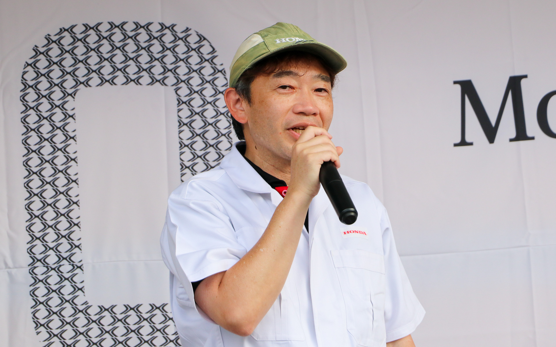 福田氏から工場の帽子をバトンの代わりに受け取り、「もっとModulo Xをよくしていく」と決意を表明