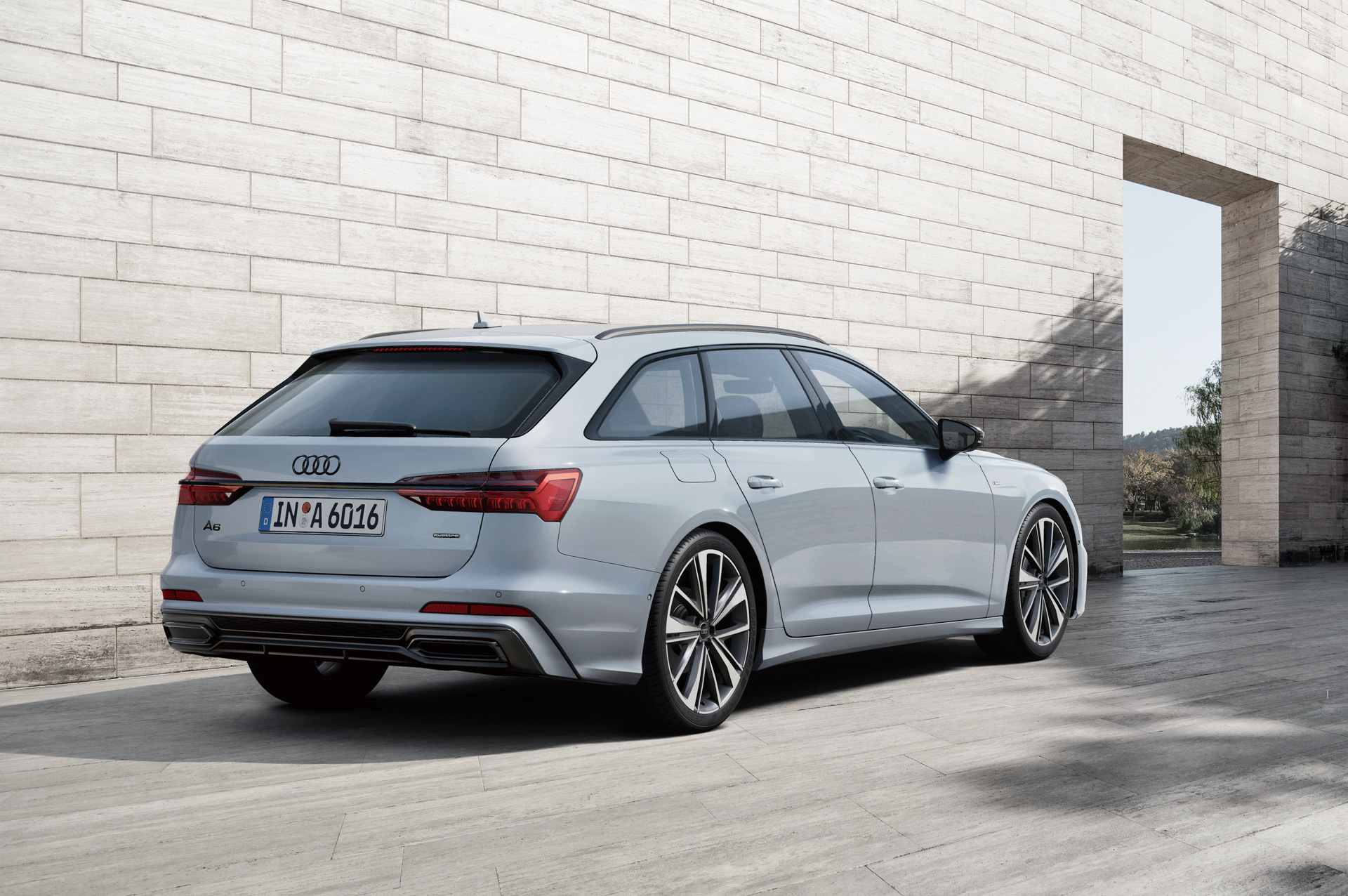 A6 アバント Black Style PLUS