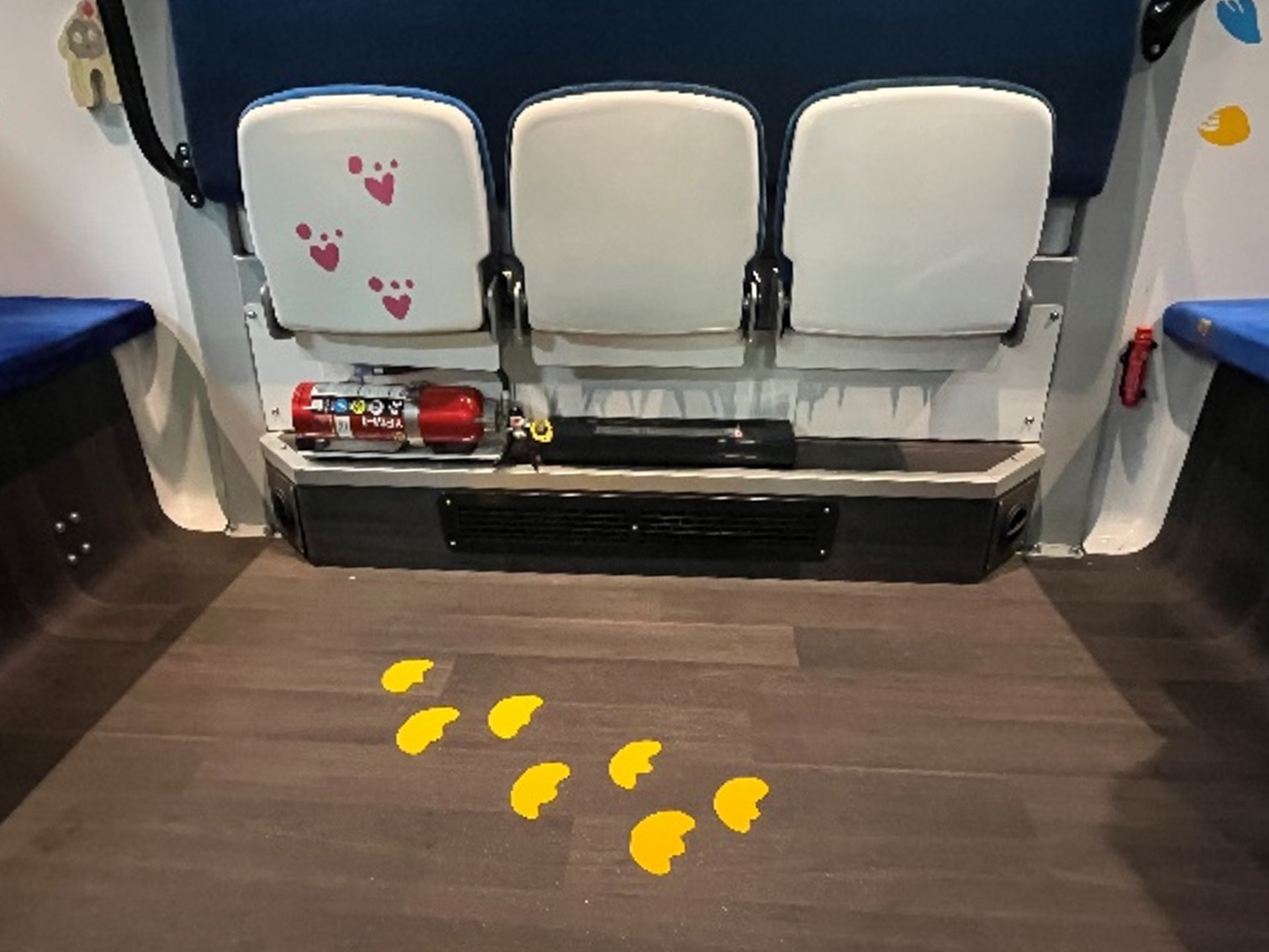 中学生がデザインした車内の様子