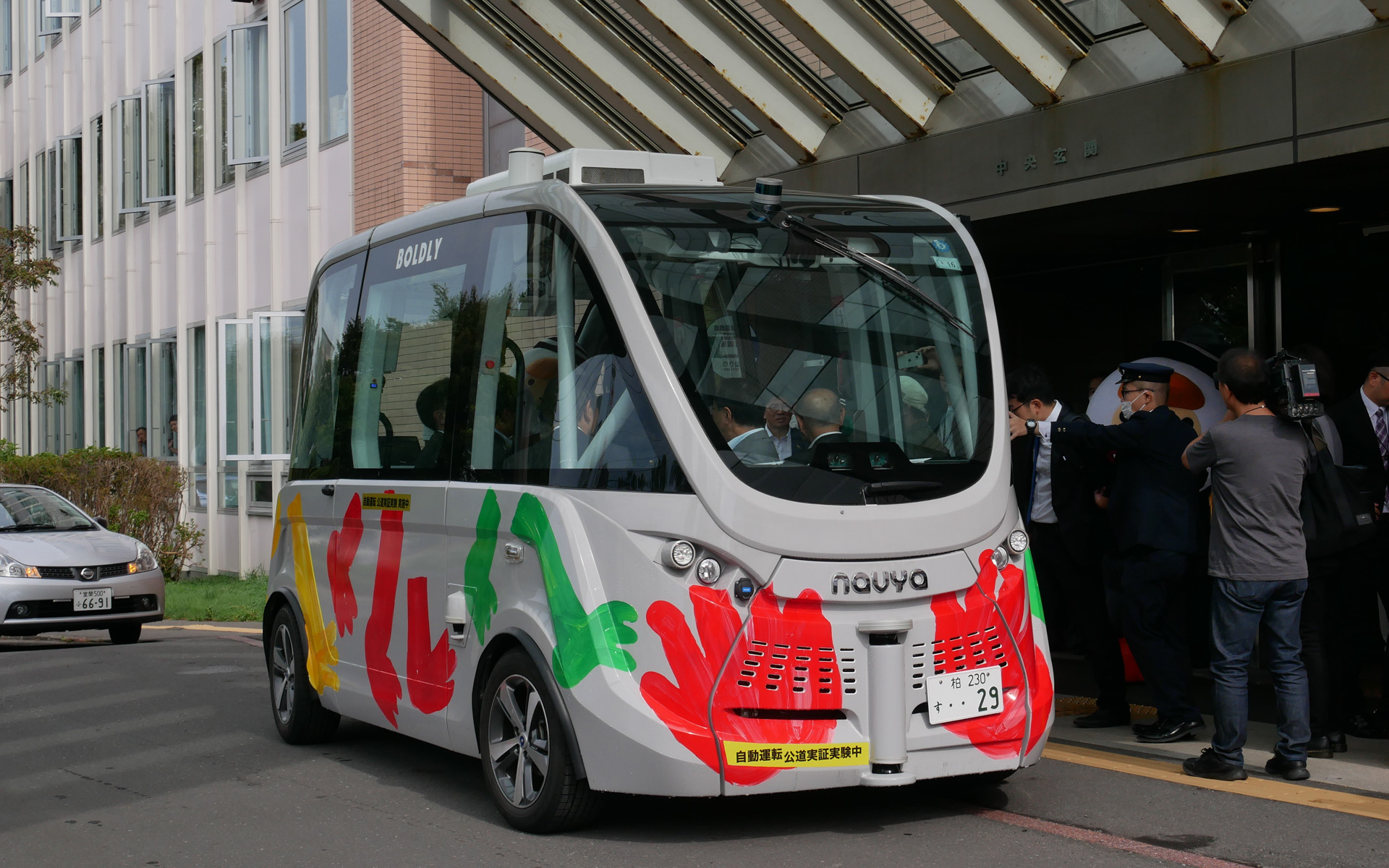 苫小牧市役所を出発する自動運転バス