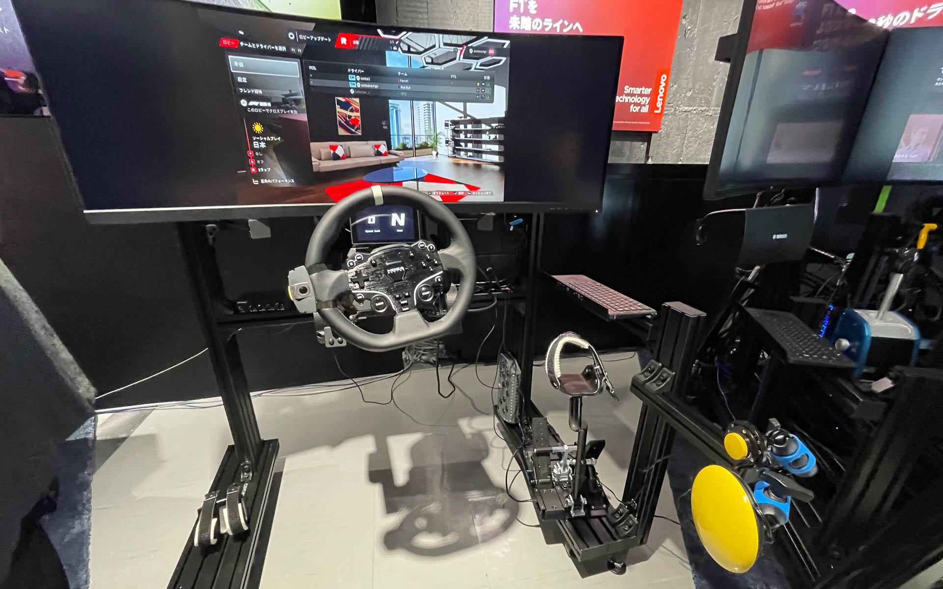 会場には手動運転装置が付いたレーシングシミュレータも設置