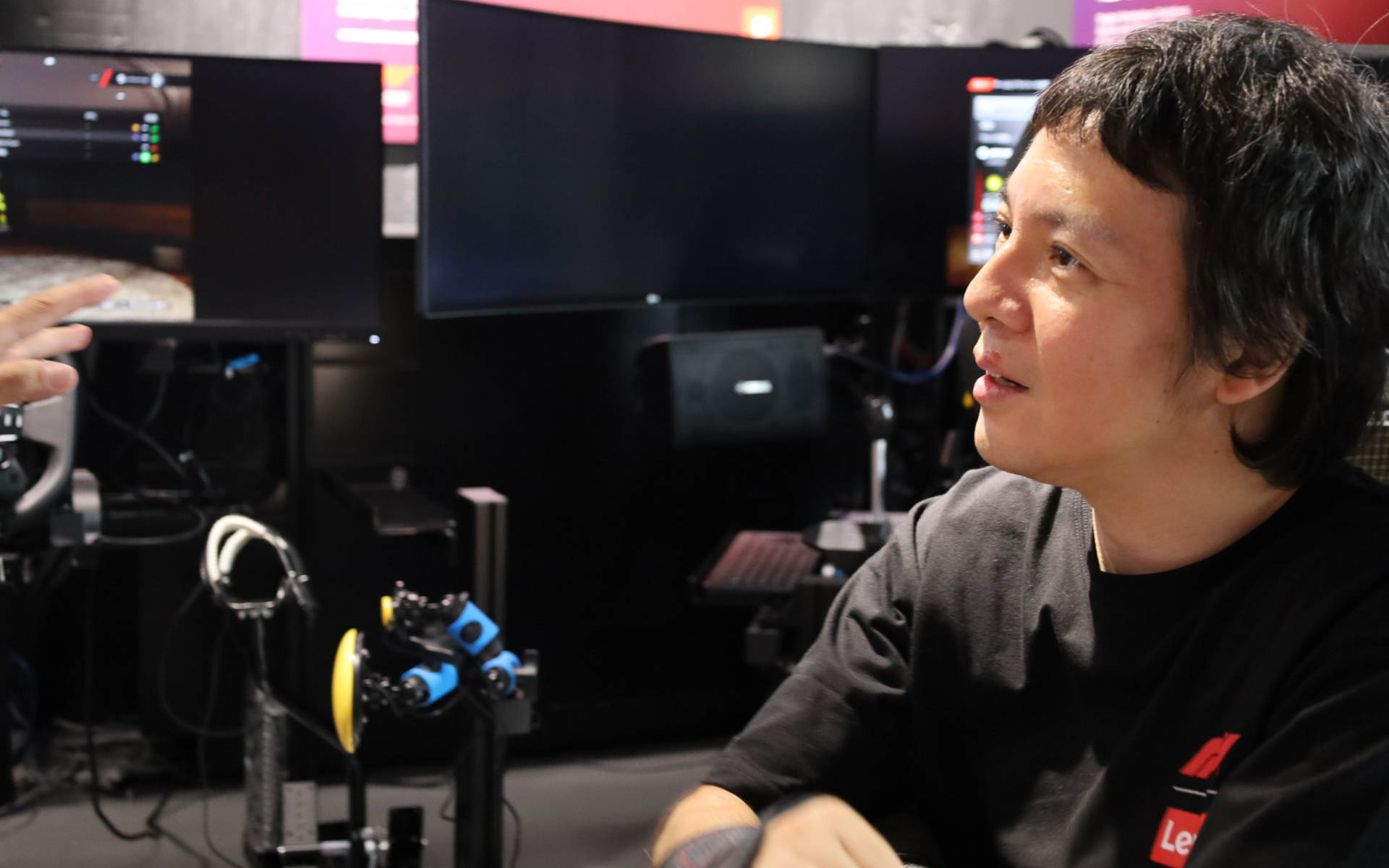 手動運転装置のシミュレータを使って、eモータースポーツにも出場している長屋さん