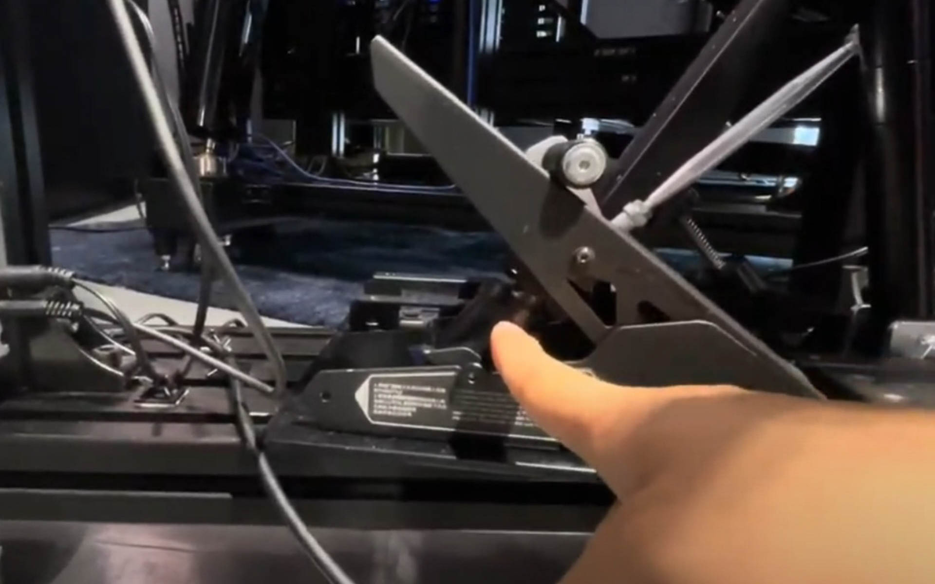 ブレーキペダルの裏にはタッチをよくするためのさまざまな工夫が凝らされる