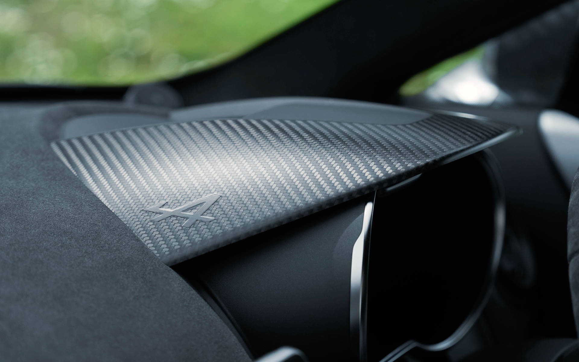 アルピーヌ F1マシンと同じカーボン素材を使用してエンストン工場内で製造されたメーターバイザー