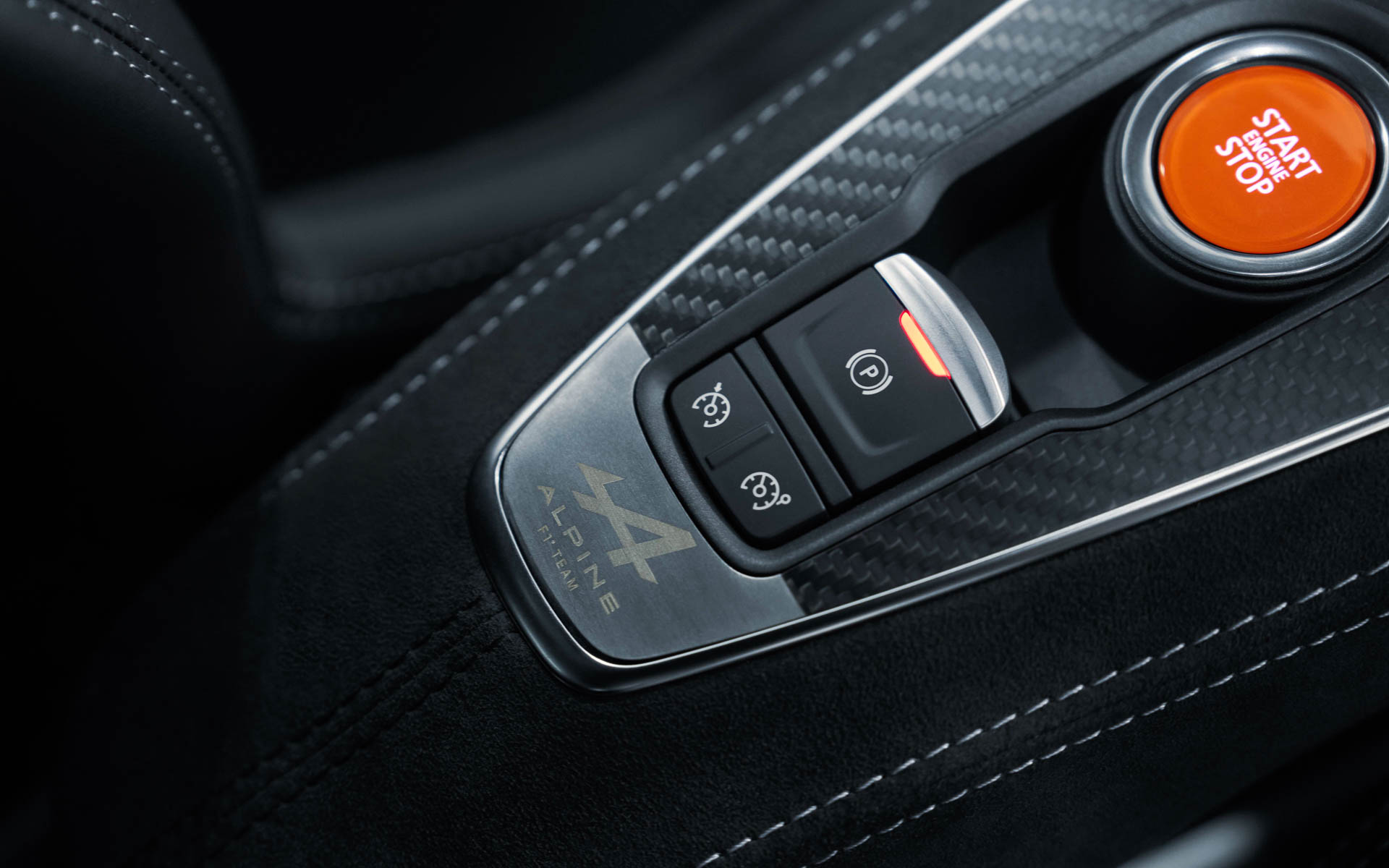 アルピーヌ F1マシンと同じカーボン素材を使用してエンストン工場内で製造されたセンターコンソール