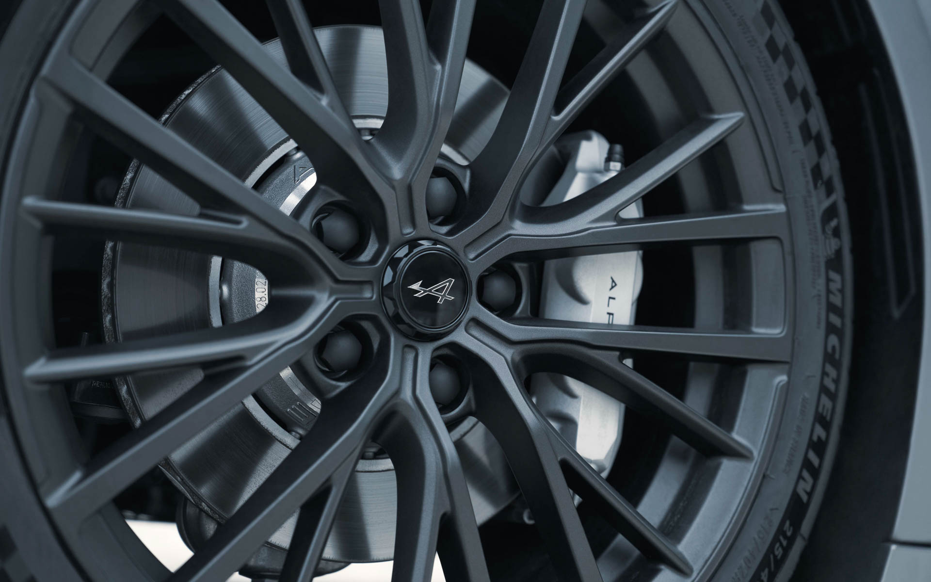 ブラックの18インチホイール「GT RACE」