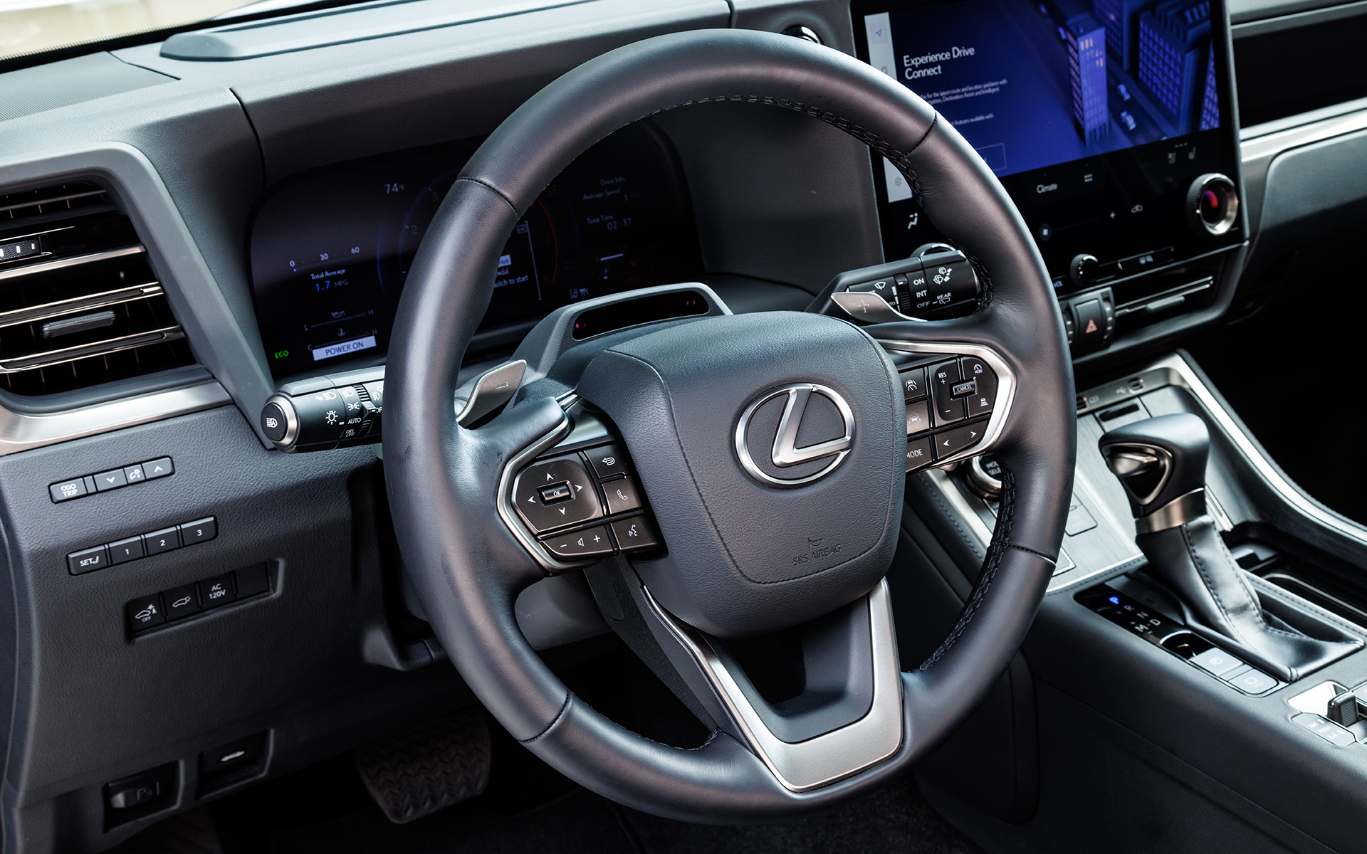 ステアリングはブラインドでスイッチポジションが分かるタイプ。質感はもちろんレクサスクオリティ