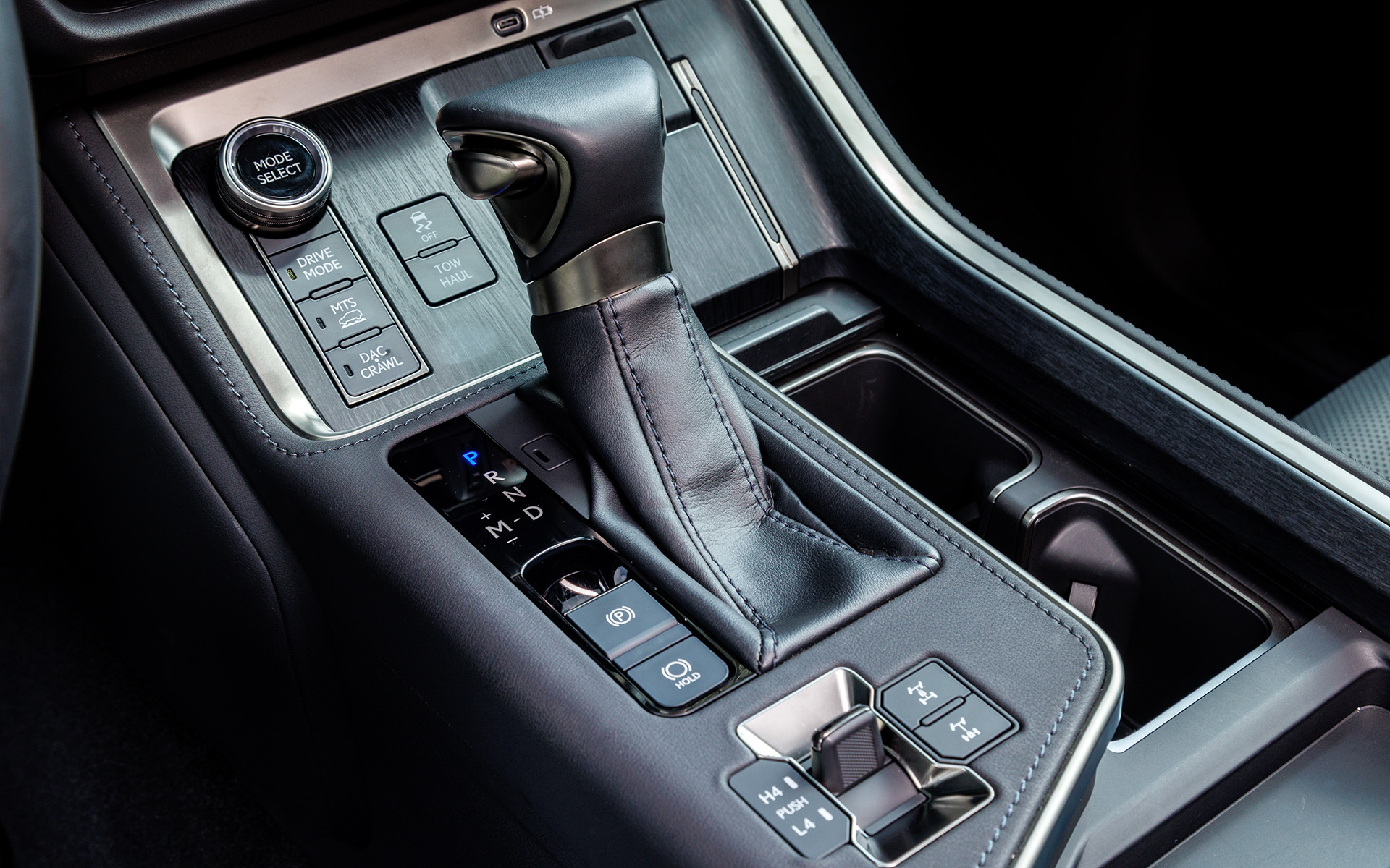 さまざまな電子制御が投入されたセレクトレバーまわり