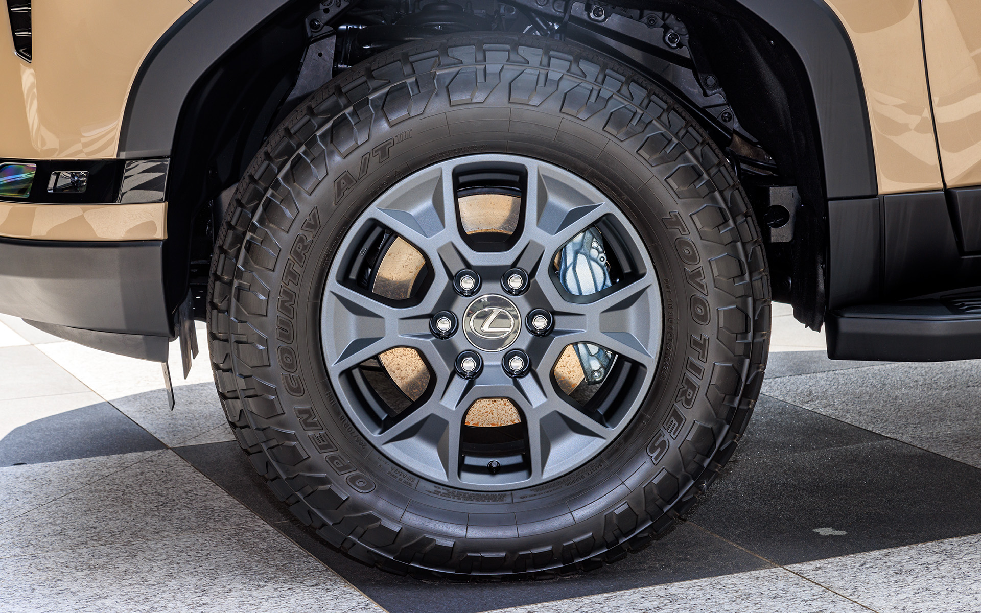 がっちりとしたデザインのホイール