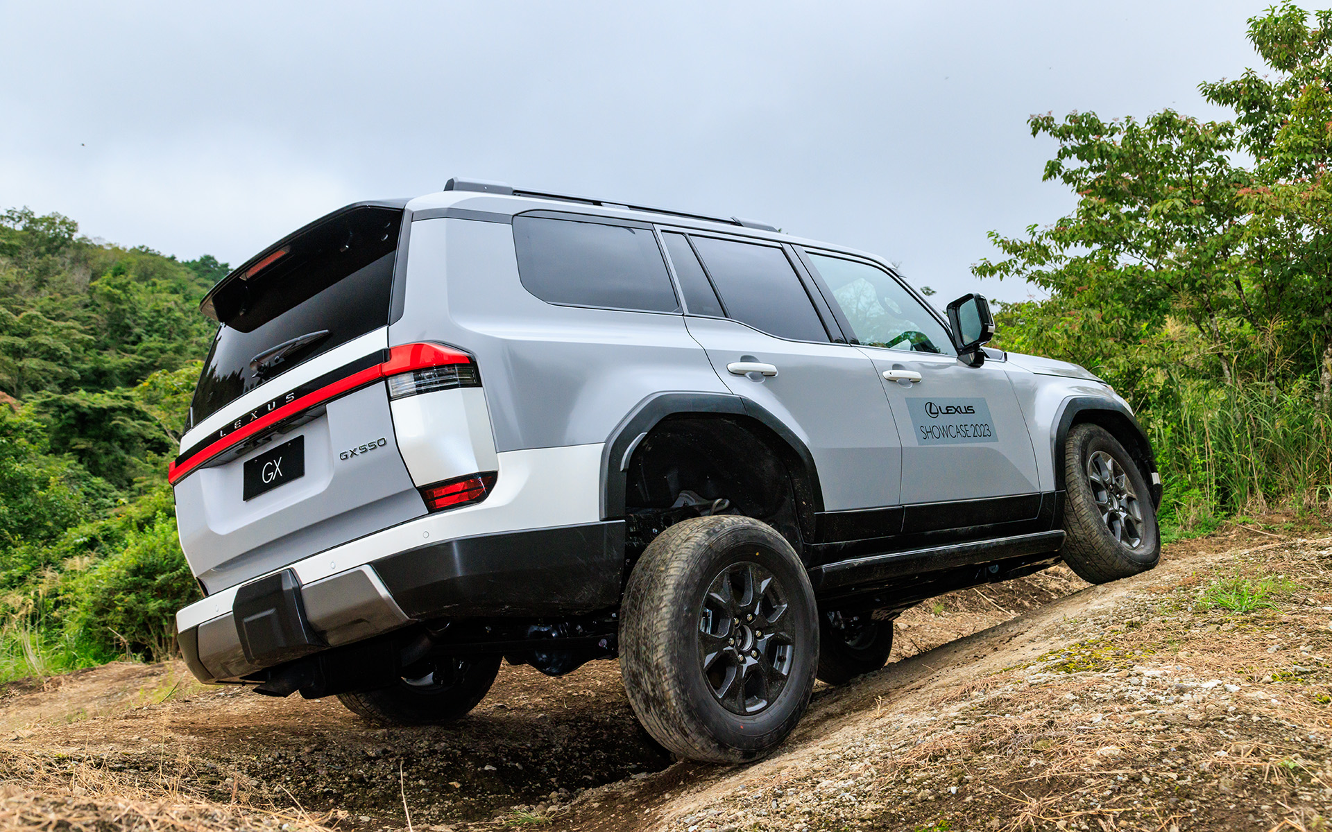 驚くべき路面追従性を発揮する新型GXのサスペンション