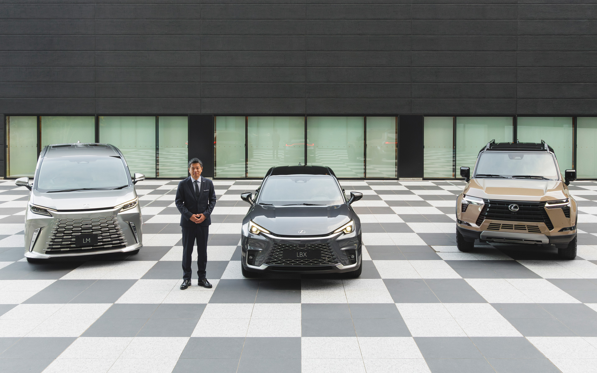 Lexus International President 渡辺剛氏と左から新型LM（プロトタイプ）、新型LBX（プロトタイプ）、新型GX（プロトタイプ）