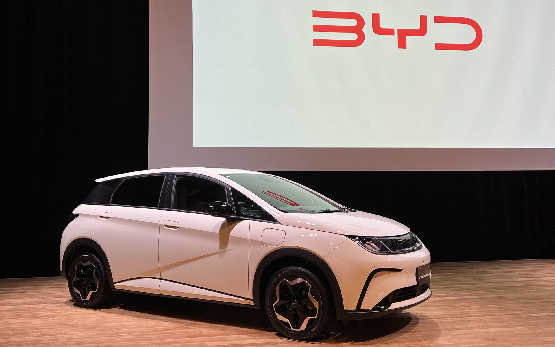 BYD ドルフィン。価格は363万円から