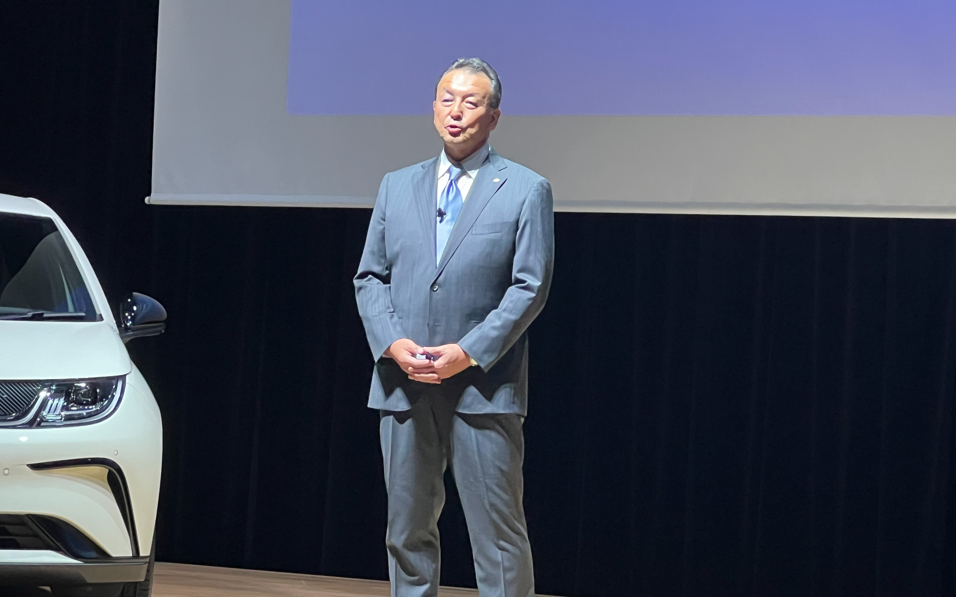 あいさつをする、BYDジャパン株式会社 執行役員 兼 BYDオートジャパン株式会社 代表取締役社長の東福寺厚樹氏