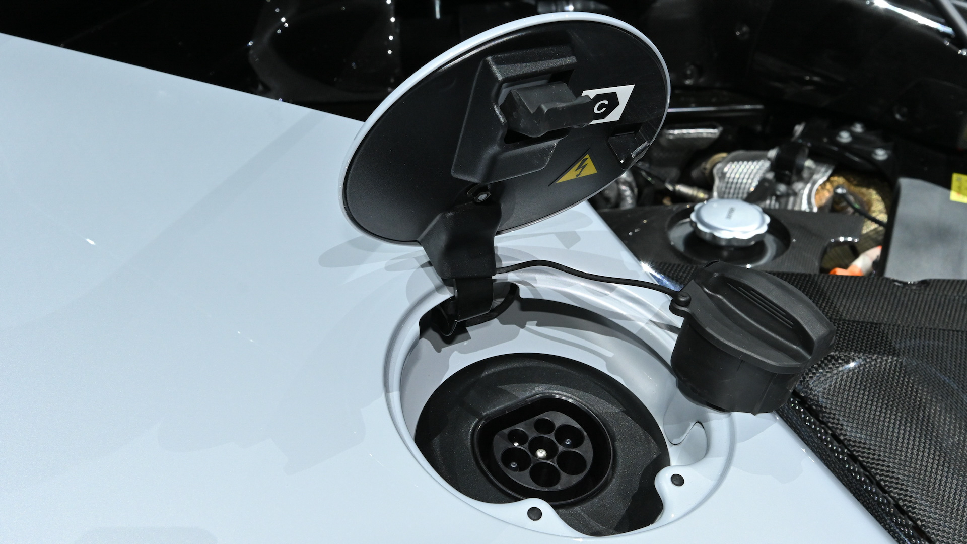 システム全体で1030PSを発生するPHEVシステム