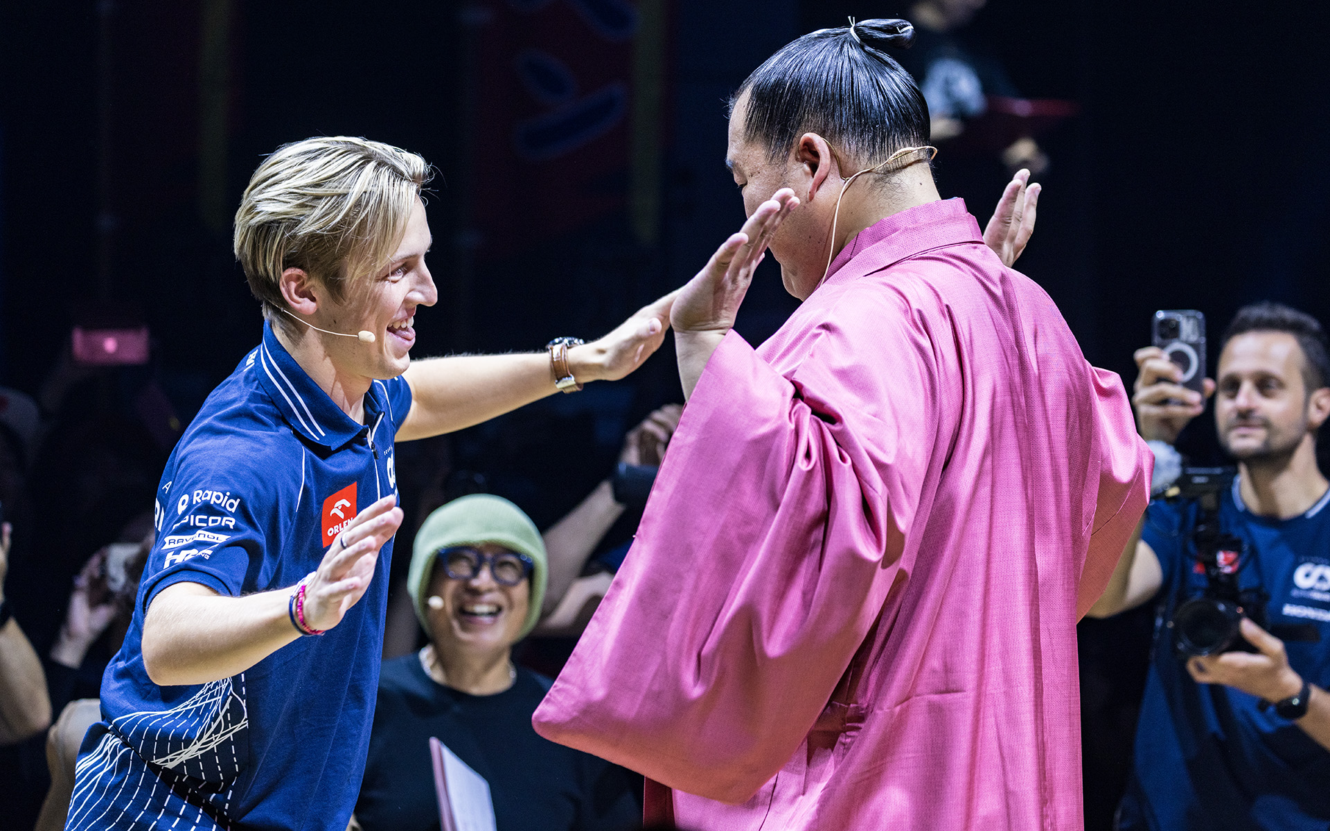 手押し相撲対決。残念ながらローソン選手は負けてしまった