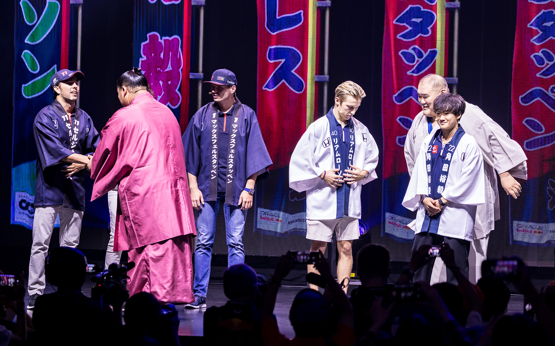 4人のドライバーにはっぴがプレゼントされた