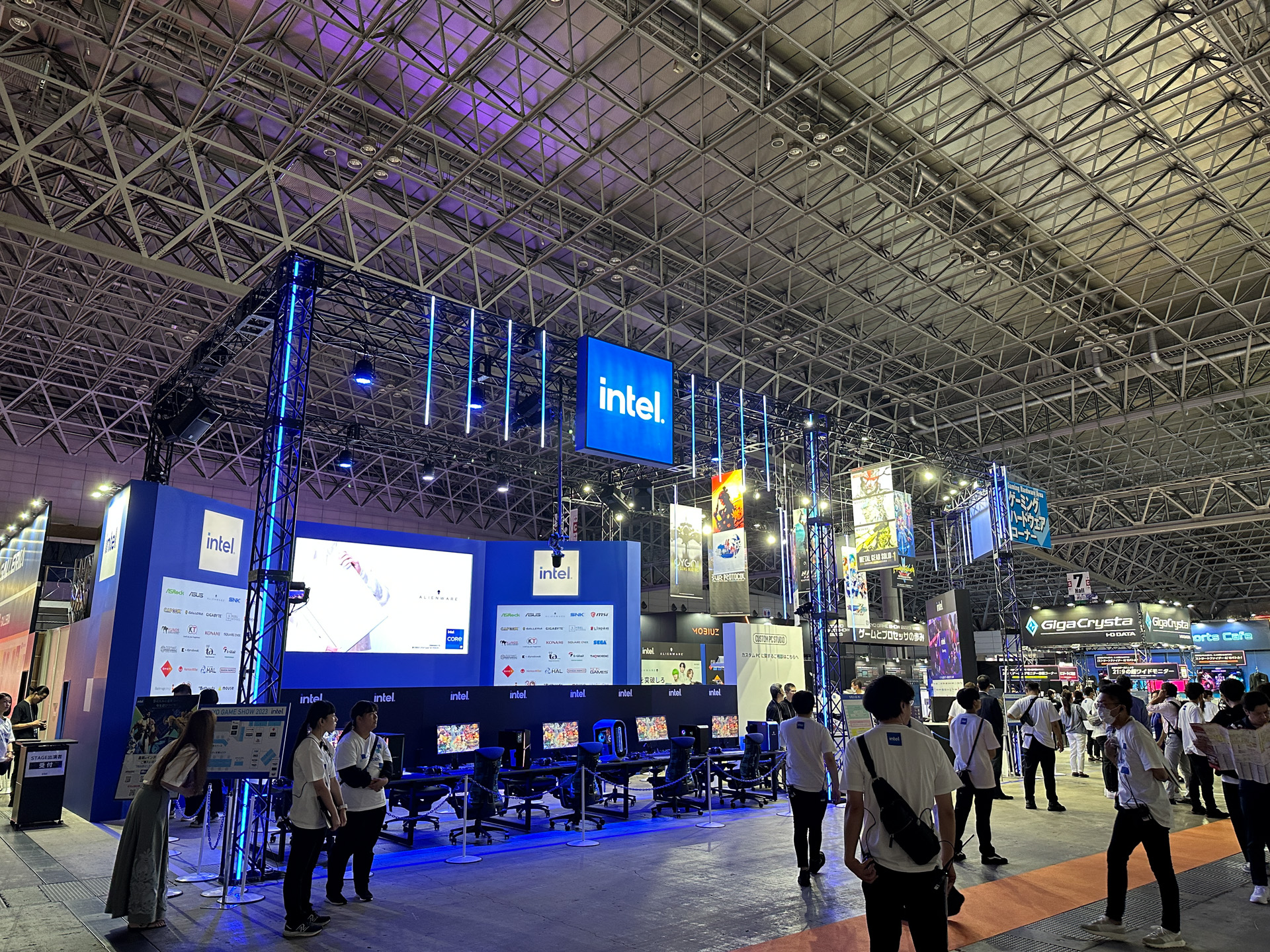 最新のゲーミングPCを紹介するインテルブース