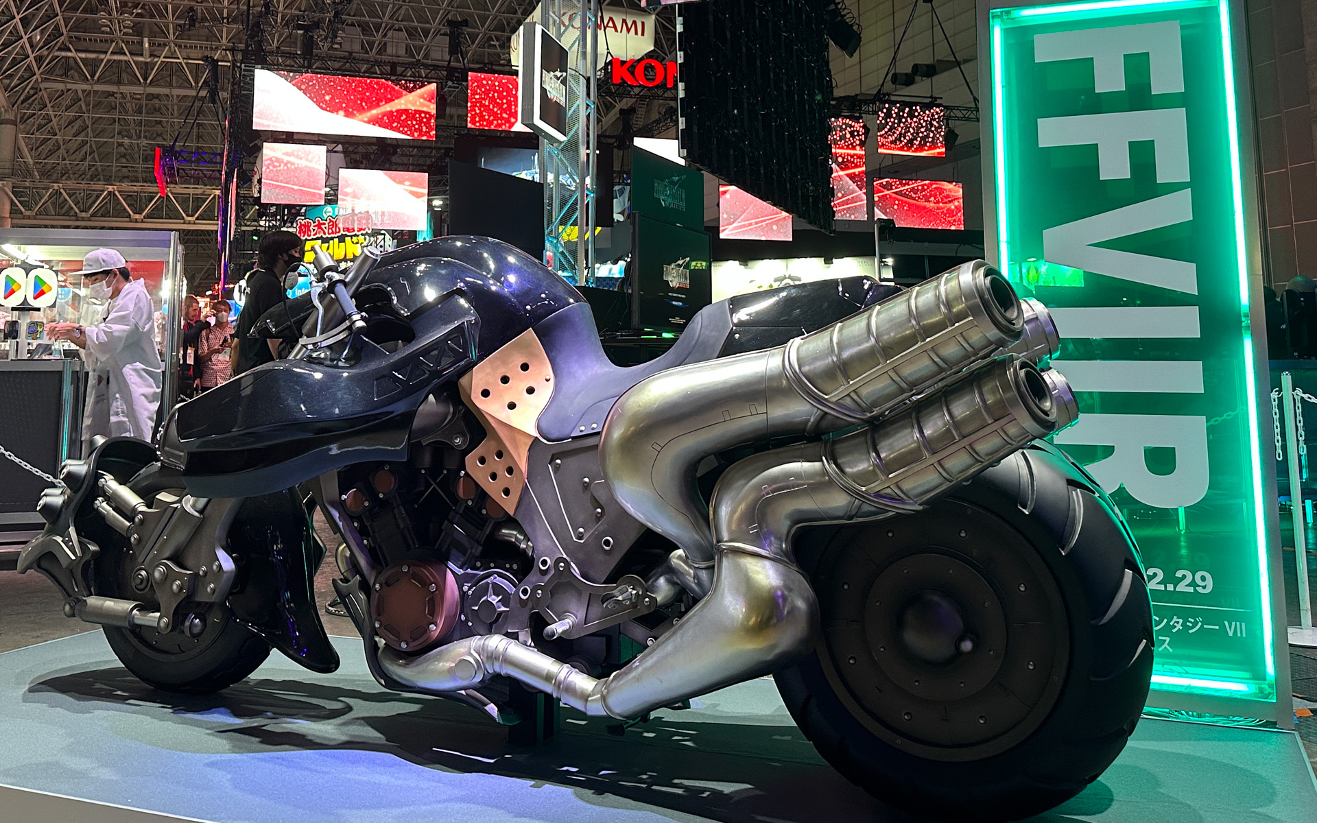 スクウェア・エニックスのブースに登場したバイク