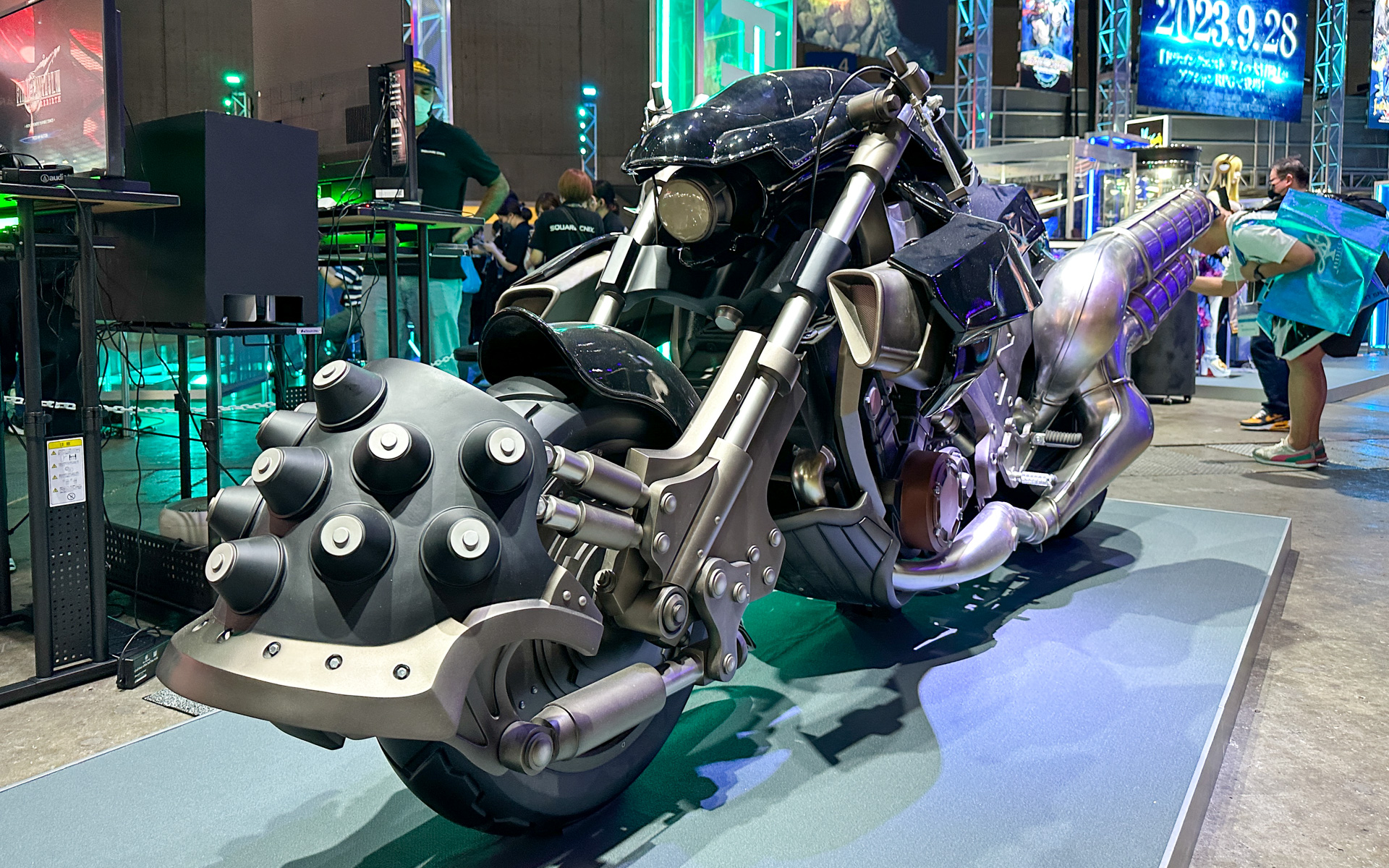 スクウェア・エニックスのブースに登場したバイク