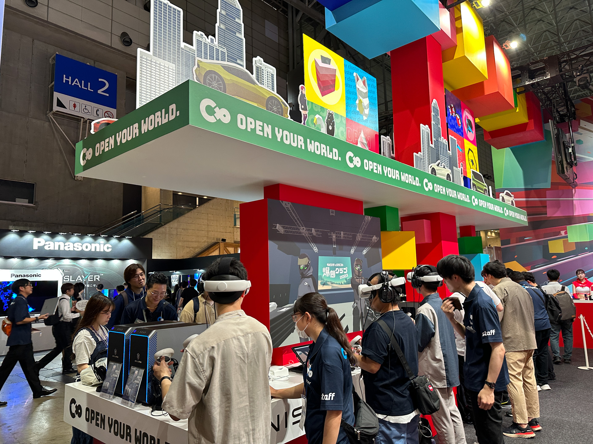 メタバースプラットフォーム「cluster」ブースでは、9月22日正式発表される国内自動車メーカー8社とコラボした出展も