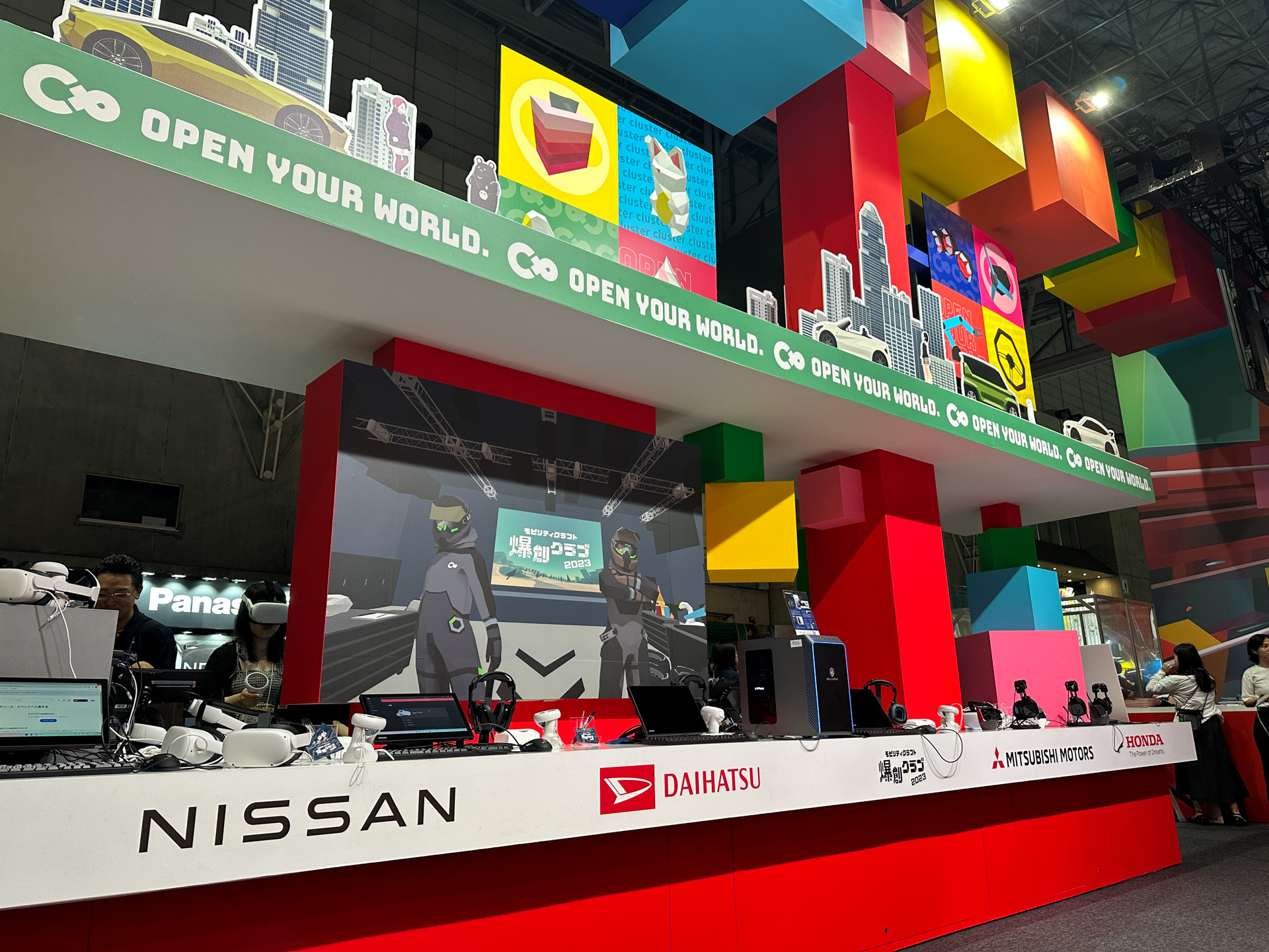 メタバースプラットフォーム「cluster」ブースでは、9月22日正式発表される国内自動車メーカー8社とコラボした出展も