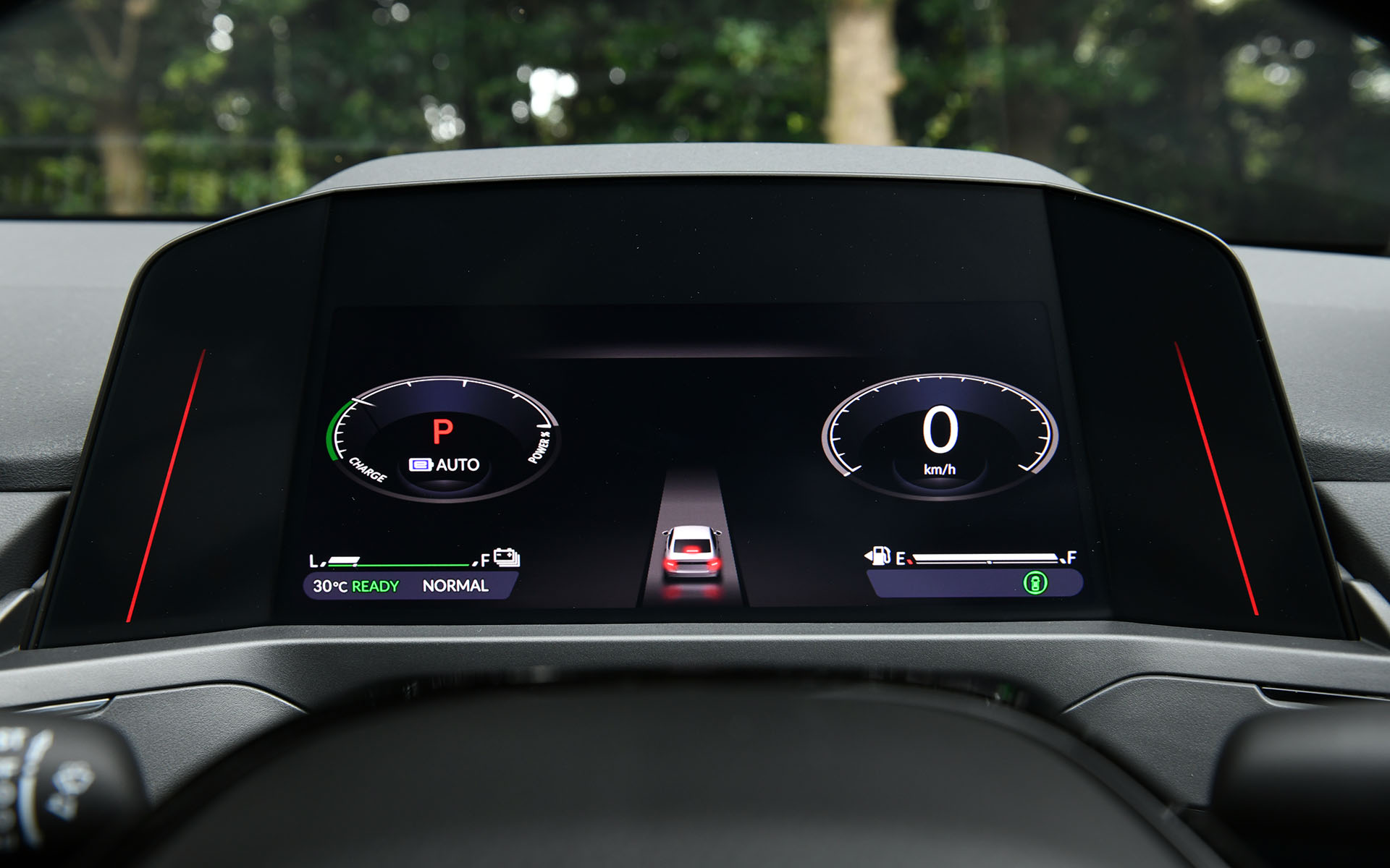 10.2インチのバイザーレス液晶メーター