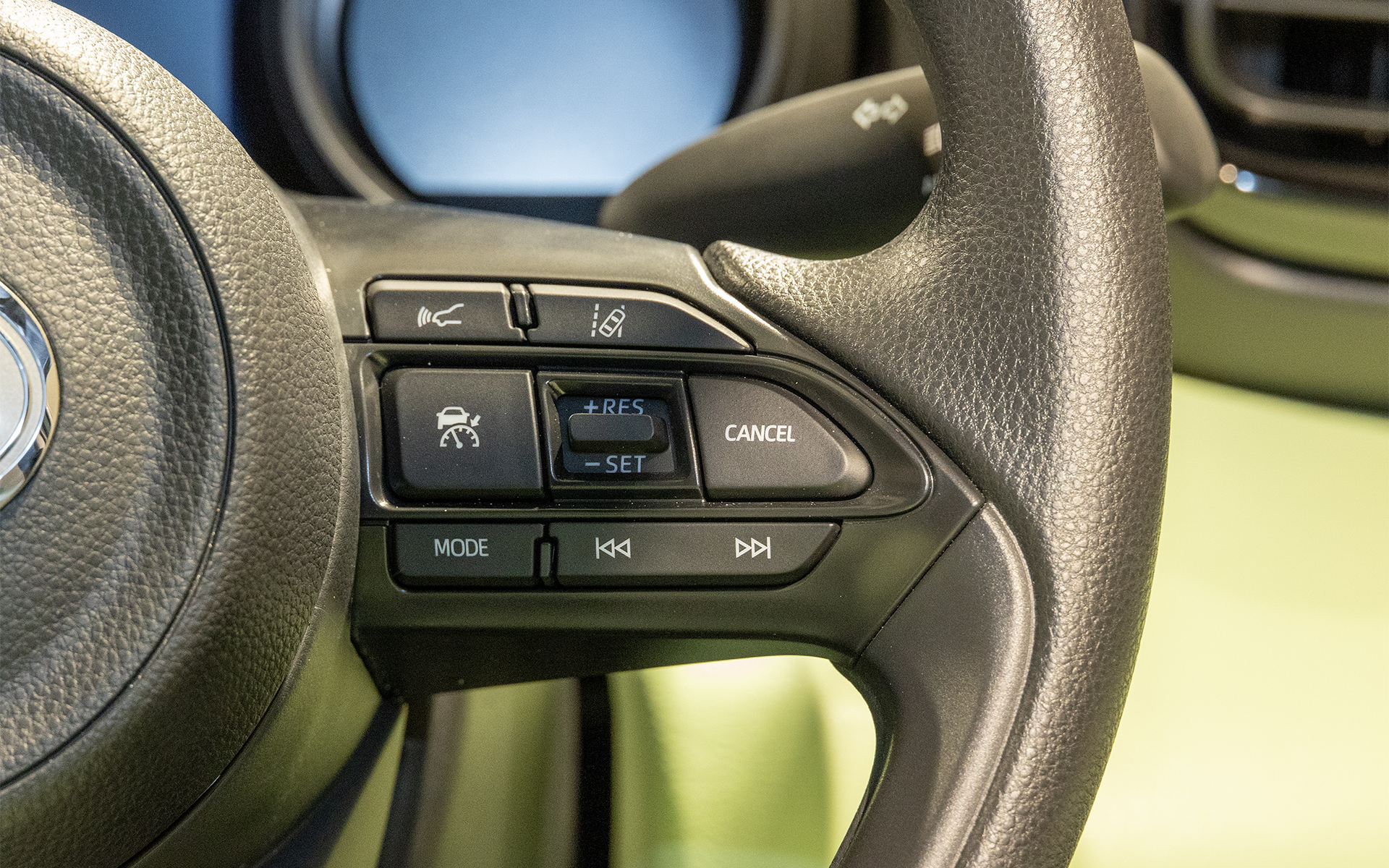 ステアリングスポーク右側はベース車のヤリスと同じ運転支援機能が付く