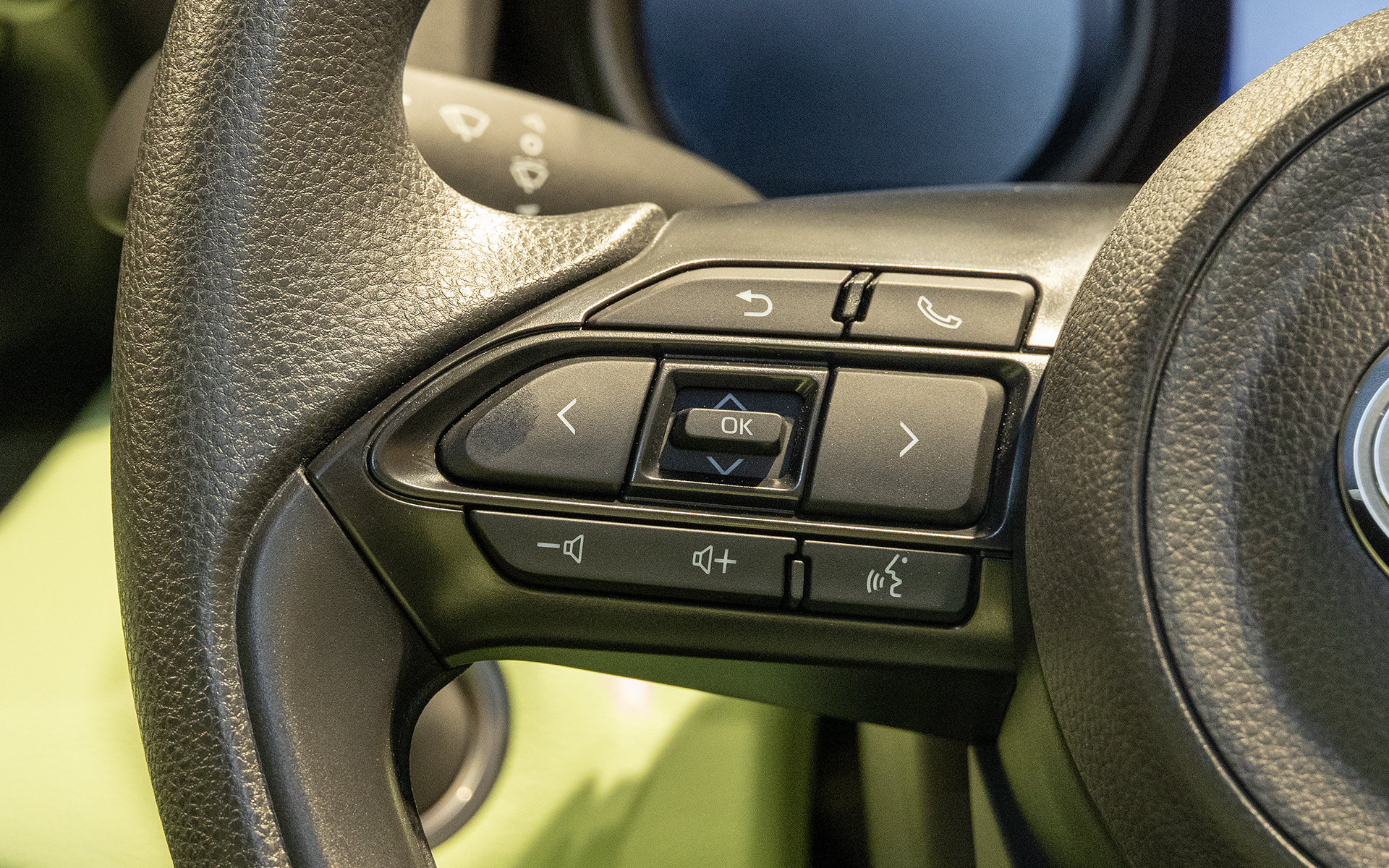 ステアリングスポーク左側はオーディオ系のコントロール用スイッチが並ぶ