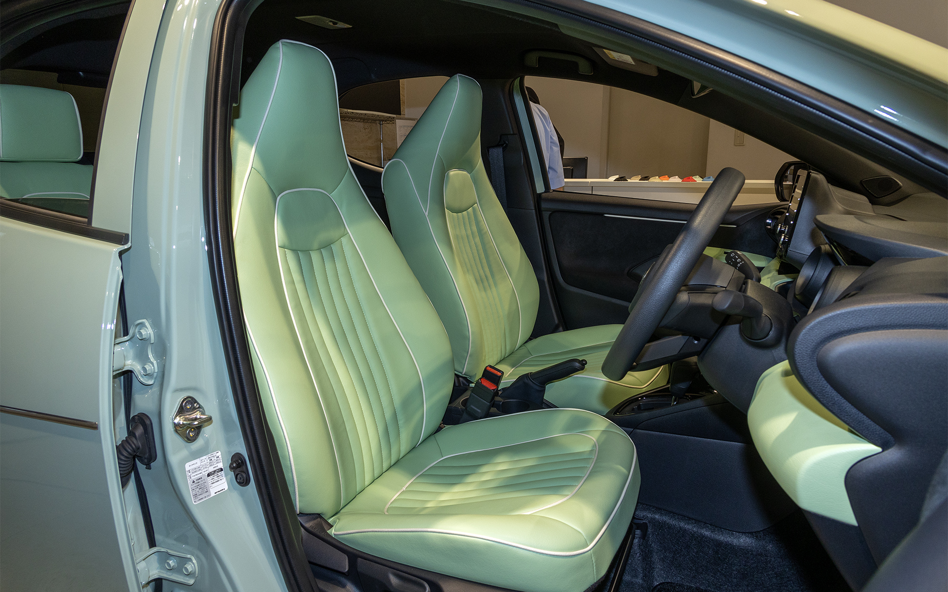 シート表皮は本革となる。内装色は8色から選べる