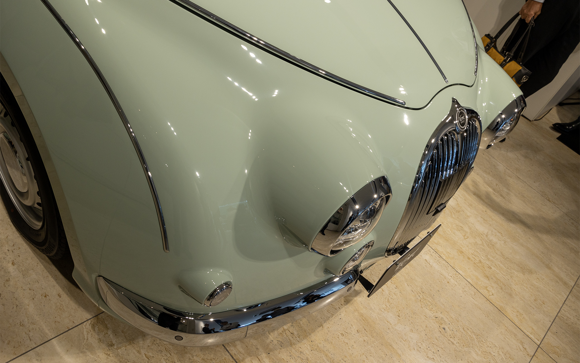 プレス金型を使うことでボンネットはスチール製になった。また、フロントの両サイドを絞り込むことで顔つきを若返らせている（青木氏によるユニークで独特の表現）