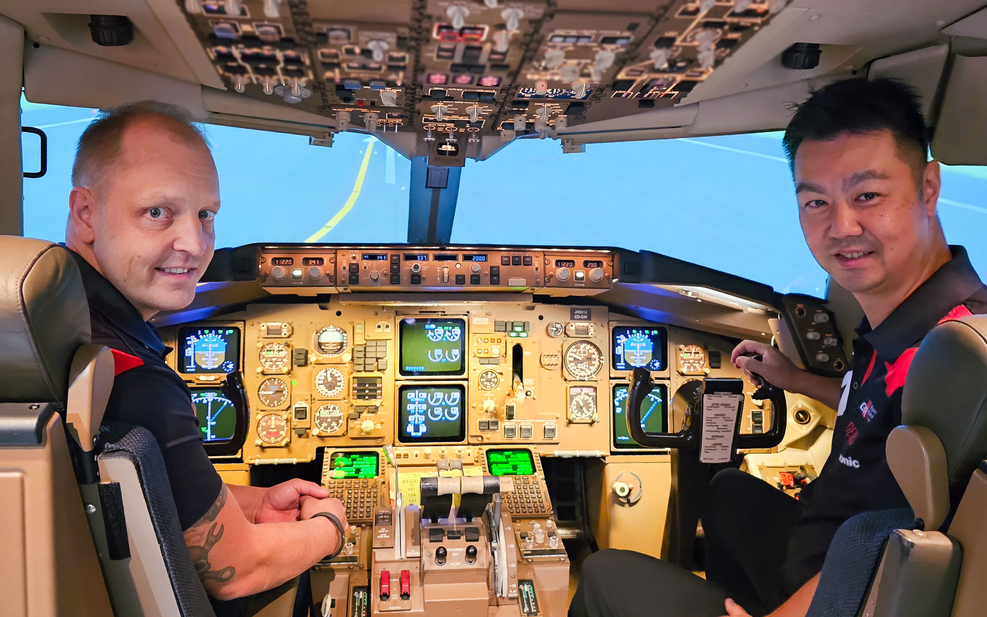 フィンランドから来日したTGR WRCチャレンジプログラム チーフインストラクター ミッコ・ヒルボネン氏（左）と、トヨタ自動車GR企画部WRC・パートナーグループグループマネージャ 千徳篤史氏（右）